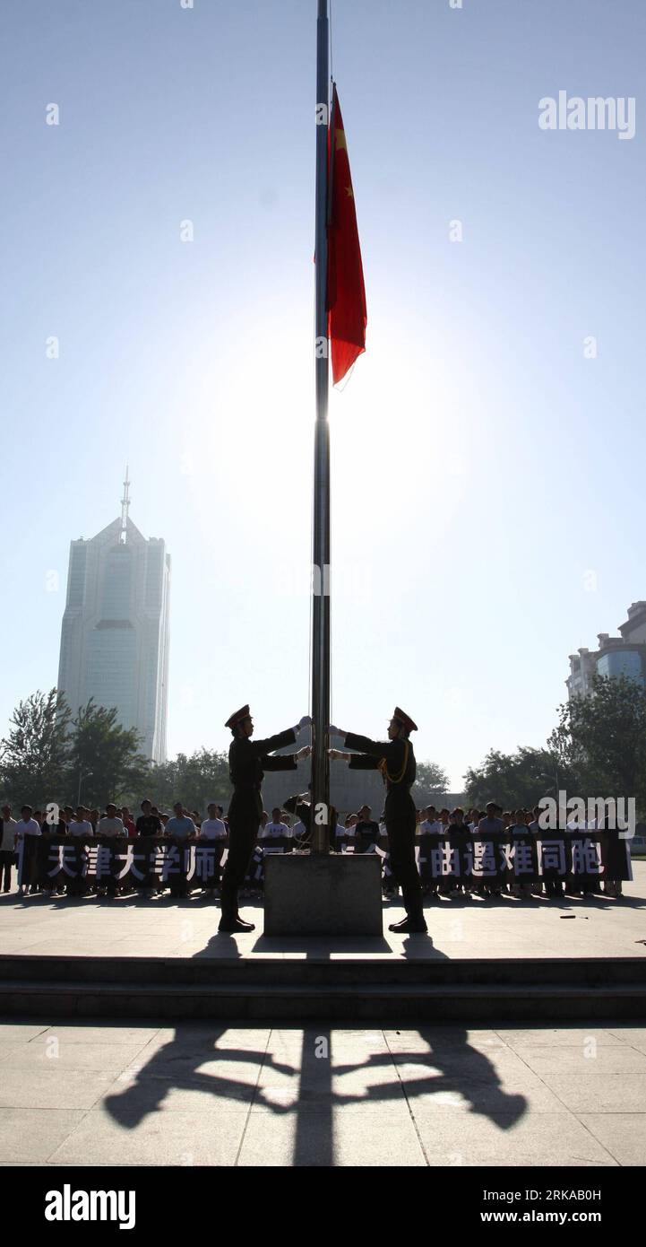 Bildnummer: 54297206 Datum: 15.08.2010 Copyright: imago/Xinhua (100815) -- TIANJIN, 15. August 2010 (Xinhua) -- Flaggenheber senken die chinesische Nationalflagge auf einen halben Mast an der Tianjin University in Tianjin, Nordchina, am 15. August 2010, um um die Opfer der Erdrutschkatastrophe vom 8. August im Zhouqu County, der tibetischen Autonomen Präfektur Gannan in der nordwestchinesischen Provinz Gansu zu betrauern. China hielt am Sonntag Aufstände für die Erdrutschopfer im ganzen Land und in den Botschaften und Konsulaten in Übersee ab. (Xinhua/Li Xiang) (zgp) CHINA-ZHOUQU SCHLAMM OPFER TRAUER (CN) PUBLICATIONxNOTxINxCHN Gesells Stockfoto