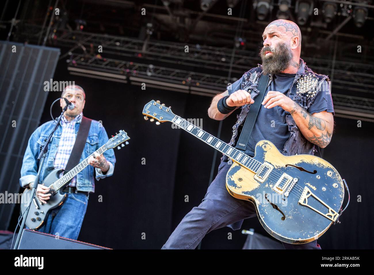 Solvesborg, Schweden. Juni 2023. Die amerikanische Punk-Rock-Band Rancid spielt ein Live-Konzert während des schwedischen Musikfestivals Sweden Rock Festival 2023 in Solvesborg. Hier wird Sänger und Gitarrist Tim Armstrong live auf der Bühne gesehen. (Foto: Gonzales Photo - Terje Dokken). Stockfoto