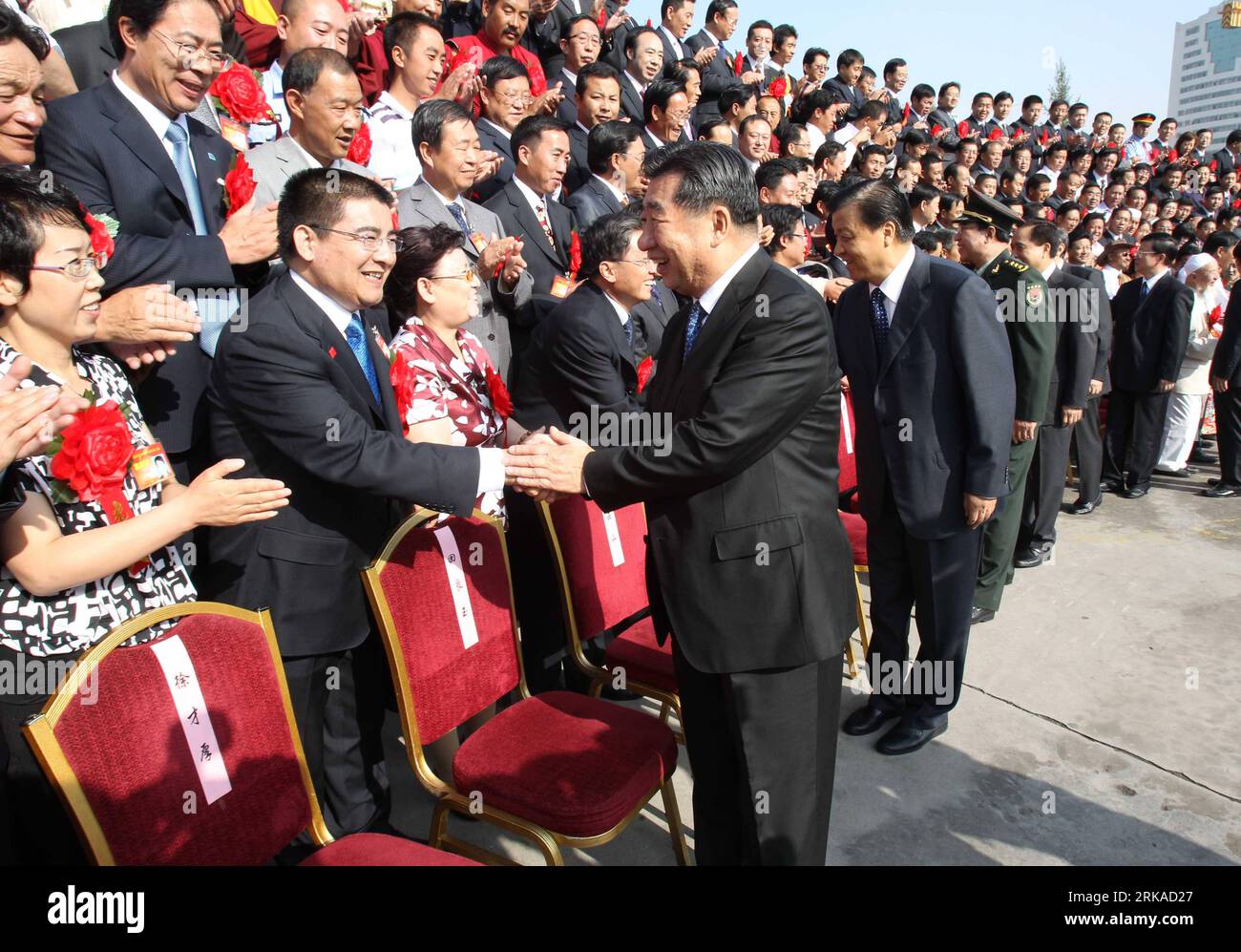 Bildnummer: 54320171 Datum: 19.08.2010 Copyright: imago/Xinhua (100819) -- XINING, 19. August 2010 (Xinhua) -- der chinesische Vize-Premier Hui Liangyu schüttelt die Hände mit Delegierten vor einer Konferenz, die gemeinsam vom Zentralkomitee der Kommunistischen Partei Chinas (CPC), dem Staatsrat und der Zentralen Militärkommission der KPCh abgehalten wird, zu Ehren von Hilfskräften und Rettungskräften in Beben- und Katastrophengebieten rund um China, in Xining, der Hauptstadt der nordwestchinesischen Provinz Qinghai, 19. August 2010. (Xinhua/Fan Rujun)(wyo) CHINA-XINING-HONOR KONFERENZ-KATASTROPHENHILFE-HUI LIANGYU (CN) PUBLICATIONxNOTxINxCHN Politik People kbd Stockfoto