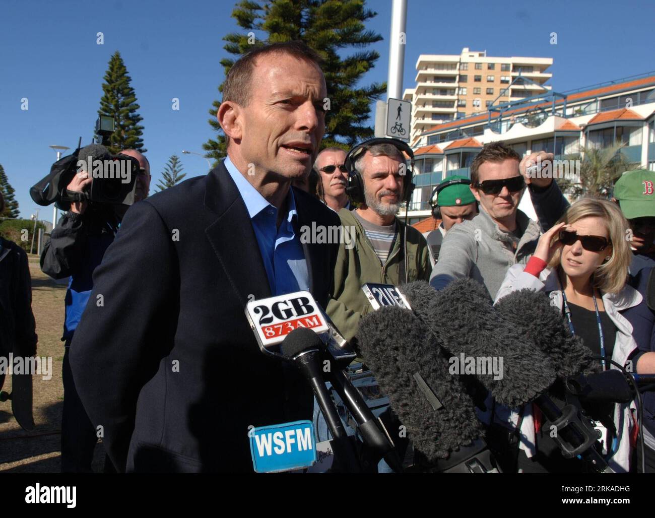 Bildnummer: 54327186 Datum: 21.08.2010 Copyright: imago/Xinhua (100821) -- SYDNEY, 21. August 2010 (Xinhua) -- Australiens Oppositionsführer Tony Abbott wird am 21. August 2010 bei seiner Wählerschaft in Sydney interviewt. Die Umfragen eröffneten am Samstagvormittag für die australischen Bundestagswahlen zum 43. Parlament . (Xinhua/Jiang Yaping) (yc) AUSTRALIA-VOTING-ABBOTT PUBLICATIONxNOTxINxCHN Politik Australien Wahl Parlamentswahl People kbdig xng 2010 quer Premiere xint Bildnummer 54327186 Datum 21 08 2010 Copyright Imago XINHUA Sydney August 21 2010 XINHUA Australia S Oppositionsführung Stockfoto