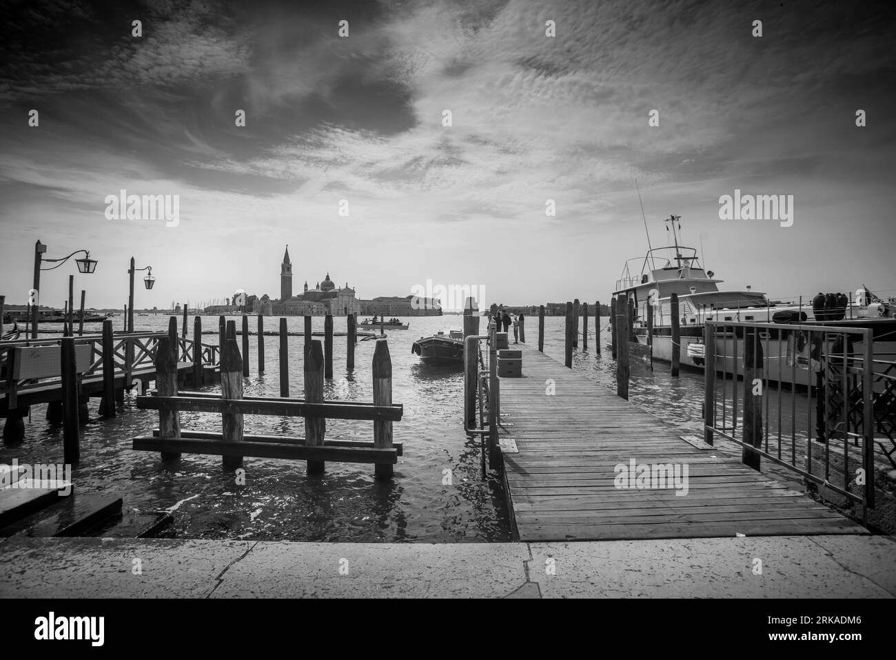 VENEZIA, ITALIEN - 17. August 2023: Boote und Gondeln an den Docks des Großen Kanals in venedig angelegt; Stockfoto