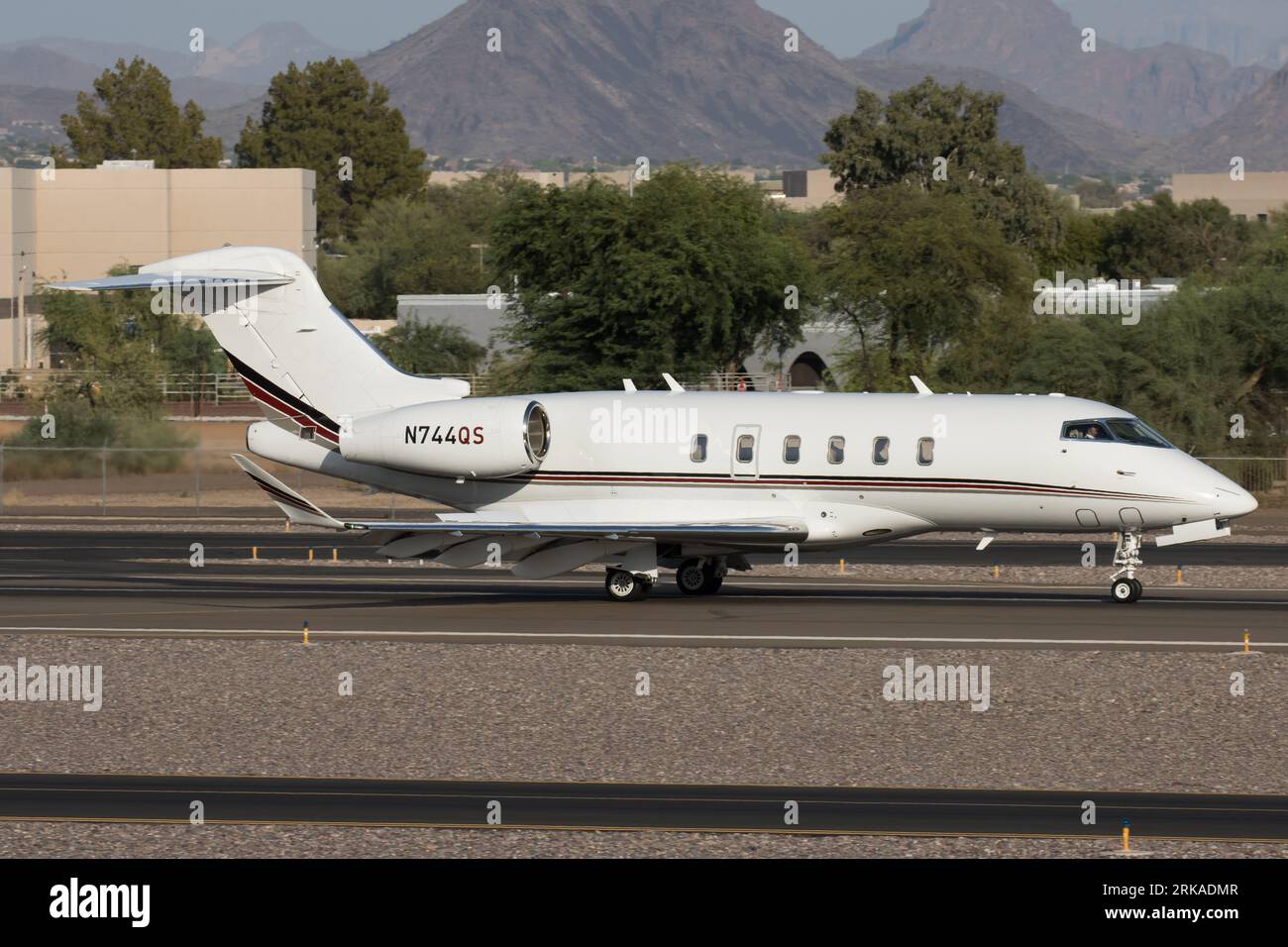 Ein Bombardier Challenger 350 Business Jet landet am Scottsdale Airport in Arizona. Stockfoto