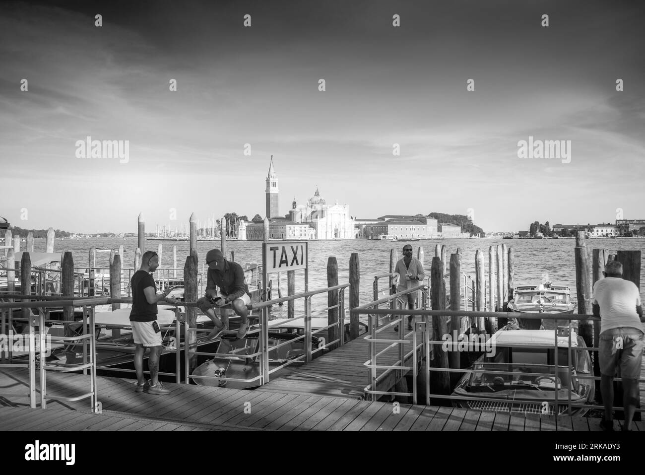 VENEZIA, ITALIEN - 17. August 2023: Blick auf den Canal Grande von venedig mit Booten und Gondeln vom markusplatz in Schwarz und weiß. Stockfoto