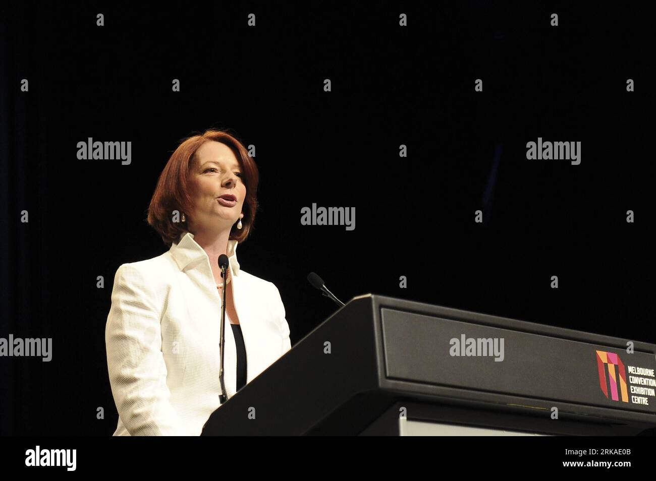 Bildnummer: 54328427 Datum: 21.08.2010 Copyright: imago/Xinhua (100821) -- MELBOURNE, 21. August 2010 (Xinhua) -- die australische Premierministerin Julia Gillard hält eine Rede vor Unterstützern im Wahlhauptquartier der Labor Party in Melbourne, Australien, 21. August 2010. Gillard gab am Samstagabend bekannt, dass die Wahl zu kurz gekommen sei und es einige Tage dauern werde, bis das Ergebnis ermittelt werden könne. (Xinhua/Bai Xue) (msq) AUSTRALIA-VOTING-GILLARD PUBLICATIONxNOTxINxCHN Politik Australien People Wahl Parlamentswahl Premiumd xint Porträt kbdig xub 2010 quer Bildnummer 54328427 Datum 21 08 20 Stockfoto