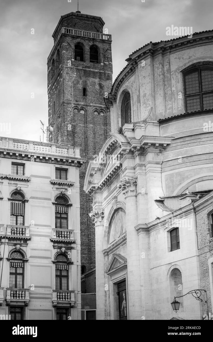 Kirche, historisches Denkmal im Zentrum von Venedig, architektonischer Stil Stockfoto