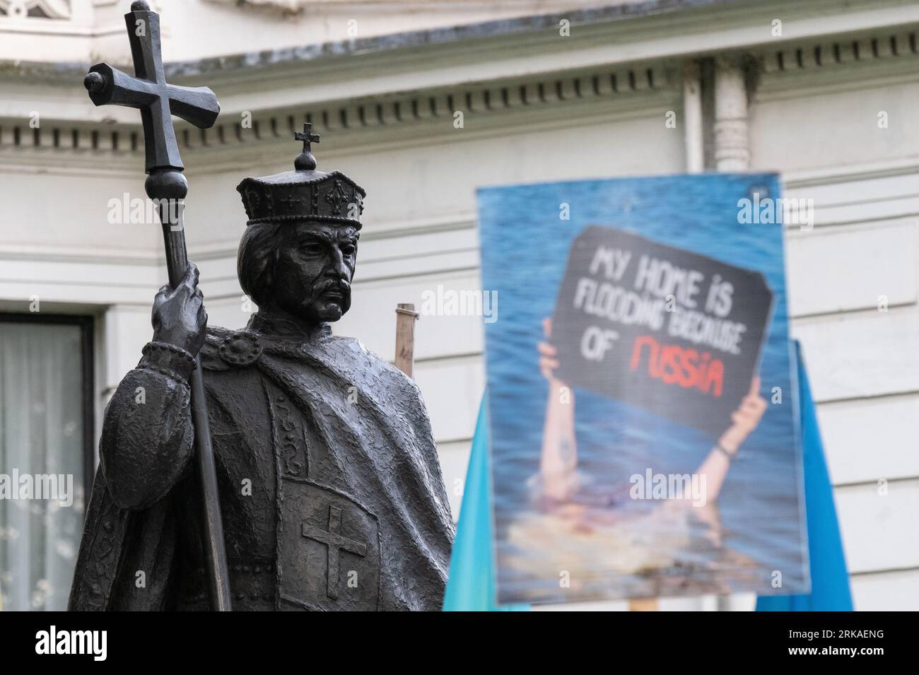 London, Großbritannien. August 2023. Die ukrainische Diaspora versammelt sich bei der Statue des Heiligen Volodymyr, im Holland Park, um den Unabhängigkeitstag der Ukraine zu feiern und in Solidarität mit ihren Landsleuten nach der russischen Invasion der Ukraine im Februar 2022. Quelle: Ron Fassbender/Alamy Live News Stockfoto