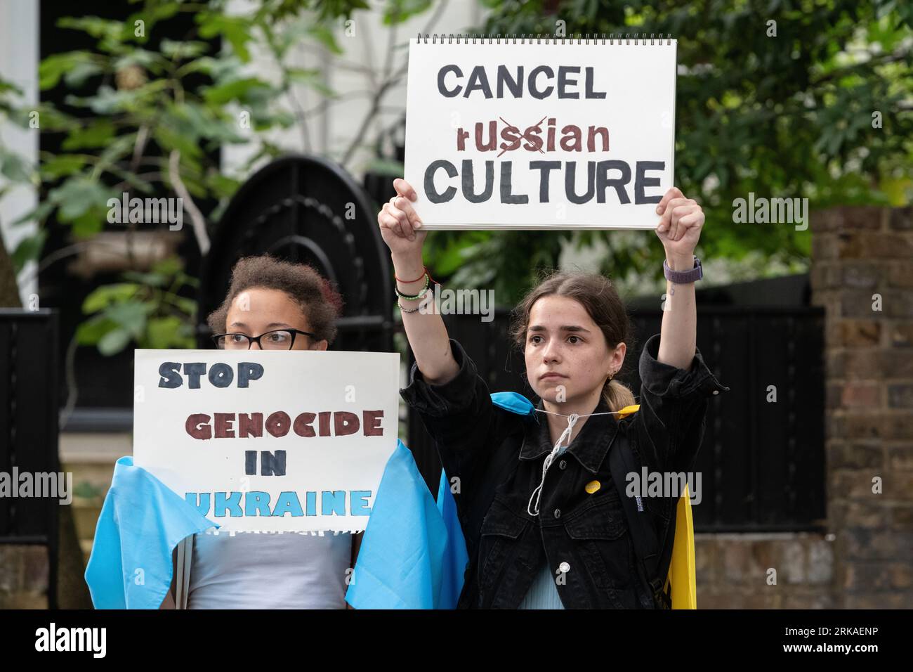 London, Großbritannien. August 2023. Die ukrainische Diaspora versammelt sich bei der Statue des Heiligen Volodymyr, im Holland Park, um den Unabhängigkeitstag der Ukraine zu feiern und in Solidarität mit ihren Landsleuten nach der russischen Invasion der Ukraine im Februar 2022. Quelle: Ron Fassbender/Alamy Live News Stockfoto