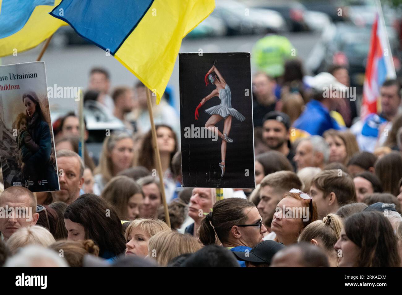 London, Großbritannien. August 2023. Die ukrainische Diaspora versammelt sich bei der Statue des Heiligen Volodymyr, im Holland Park, um den Unabhängigkeitstag der Ukraine zu feiern und in Solidarität mit ihren Landsleuten nach der russischen Invasion der Ukraine im Februar 2022. Quelle: Ron Fassbender/Alamy Live News Stockfoto