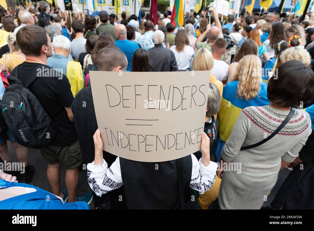 London, Großbritannien. August 2023. Die ukrainische Diaspora versammelt sich bei der Statue des Heiligen Volodymyr, im Holland Park, um den Unabhängigkeitstag der Ukraine zu feiern und in Solidarität mit ihren Landsleuten nach der russischen Invasion der Ukraine im Februar 2022. Quelle: Ron Fassbender/Alamy Live News Stockfoto