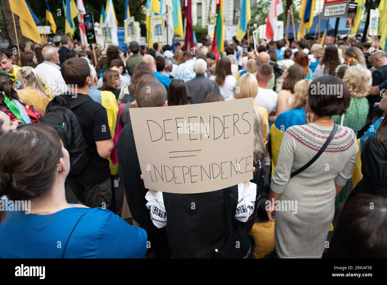 London, Großbritannien. August 2023. Die ukrainische Diaspora versammelt sich bei der Statue des Heiligen Volodymyr, im Holland Park, um den Unabhängigkeitstag der Ukraine zu feiern und in Solidarität mit ihren Landsleuten nach der russischen Invasion der Ukraine im Februar 2022. Quelle: Ron Fassbender/Alamy Live News Stockfoto