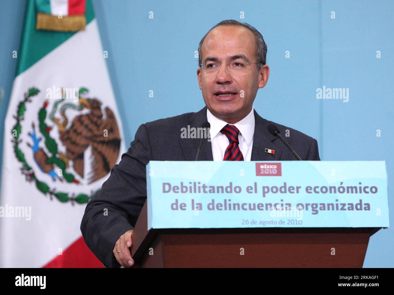 Bildnummer: 54358326 Datum: 26.08.2010 Copyright: imago/Xinhua MEXICO D.F. 26 DE AGOSTO DEL 2010. EL PRESIDENTE DE LOS ESTADOS UNIDOS MEXICANOS, LIC. FELIPE CALDERON HINOJOSA, DURANTE EL EVENTO DEBILITANDO EL PODER ECONOMICO DE LA DELINCUENCIA ORGANIZADA, QUE TUVO LUGAR EN EL SALON ADOLFO LOPEZ MATEOS DE LA RESIDENCIA OFICIAL DE LOS PINOS. FOTO ARIEL GUTIERREZ MEXICO-CALDERON-CRIME-MEASURES PUBLICATIONxNOTxINxCHN Politik People kbdig xng 2010 quer Bildnummer 54358326 Datum 26 08 2010 Copyright Imago XINHUA Mexico D F 26 de Agosto Del 2010 El Presidente de Los Estados Unidos Mexicanos LIC Stockfoto