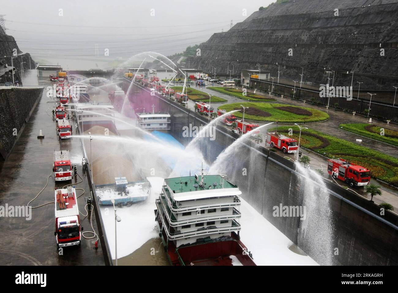 Bildnummer: 54359010 Datum: 26.08.2010 Copyright: imago/Xinhua (100827) -- YICHANG, 27. Aug. 2010 (Xinhua) -- Feuerwehren leiten Wasser auf Schiffe, die während einer Brandübung in Yichang, Provinz Hubei, am 26. Aug. 2010 im Dreischluchtendamm eingeschlossen sind. Rund 200 Mitarbeiter aus den örtlichen öffentlichen Dienststellen nahmen am Donnerstag an der Übung Teil. (Xinhua/Fang Pei) (hdt) CHINA-YICHANG-THREE GORGES DAM-FIRE DRILL (CN) PUBLICATIONxNOTxINxCHN Gesellschaft kbdig xkg 2010 quer o0 Dreischluchtendamm, DreischluchtDamm, Staudamm, Übung, Feuerwehrübung, Schiffe, Feuerwehr Bildnummer 54359010 Datum Stockfoto