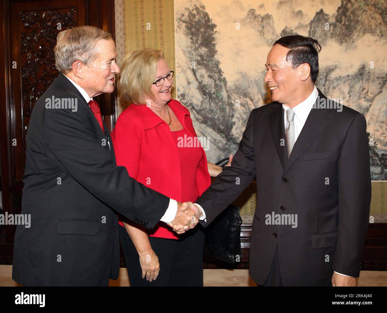 Bildnummer: 54366647 Datum: 30.08.2010 Copyright: imago/Xinhua (100830) -- PEKING, 30. August 2010 (Xinhua) -- der chinesische Vize-Premier Wang Qishan (R) trifft sich mit den US-Senatoren Claire McCaskill (C) und Kit Bond (L) in Peking, Hauptstadt Chinas, 30. August 2010. (Xinhua/Liu Weibing) (LB) CHINA-U.S.-WANG QISHAN-MEETING (CN) PUBLICATIONxNOTxINxCHN People Politik kbdig xsk 2010 quer o0 Mc Caskill Bildnummer 54366647 Datum 30 08 2010 Copyright Imago XINHUA Beijing Aug 30 2010 XINHUA der chinesische Vize-Premier Wang Qishan r trifft sich mit US-Senatorin Claire McCaskill C und Kit of Bond Capital in Peking China Stockfoto