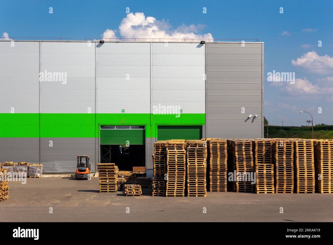 Holzpaletten lagern im Frachtlager für Transport und Logistik. Stockfoto