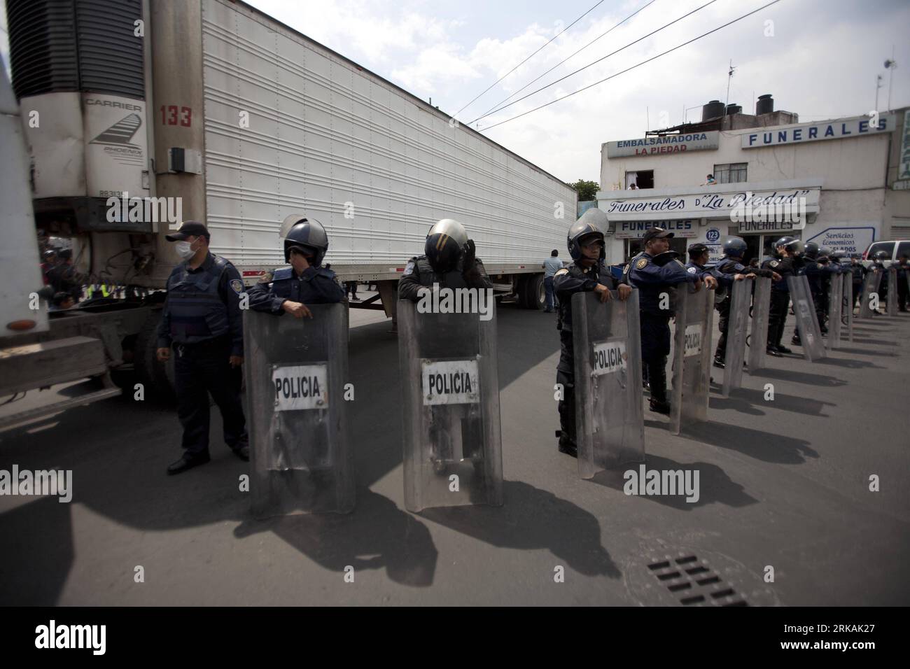 Bildnummer: 54390849  Datum: 01.09.2010  Copyright: imago/Xinhua (100902) -- MEXICO CITY, Sept. 2, 2010 (Xinhua) -- Police officers guard a hearse in Mexico City, Mexico, on Sept. 1, 2010. 56 bodies massacred in Tamaulipas state by drug dealers were sent to the funeral home for a DNA identification by medical examiners on Wednesday. The bodies of 58 men and 14 women were found on the ranch in Tamaulipas state bordering the southern U.S. state of Texas on Aug. 24. It appeared to be the largest drug-cartel body dumping ground found in Mexico since an offensive was launched against drug trafficki Stockfoto