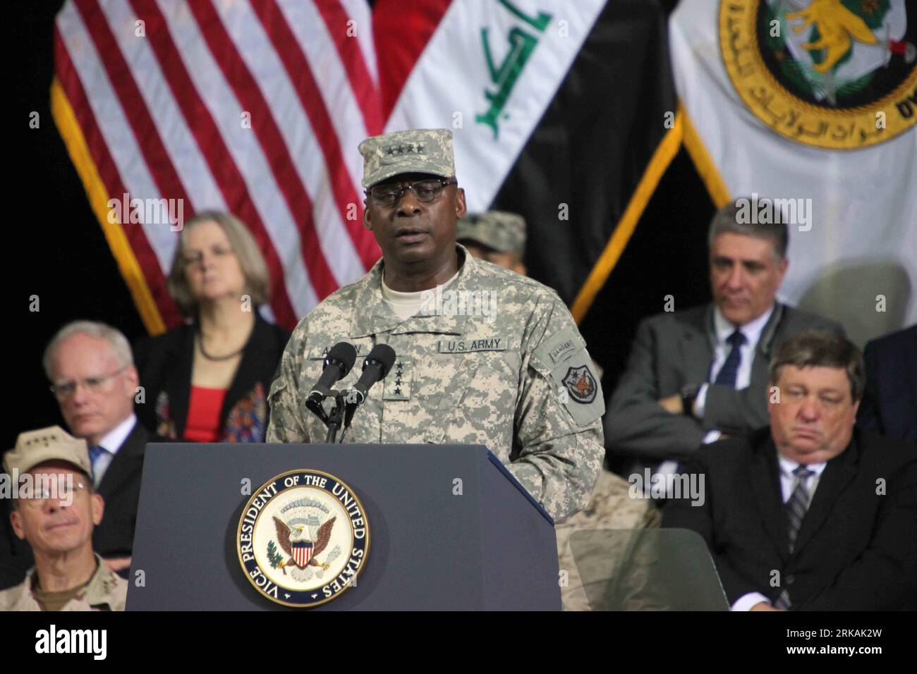 100901 -- BAGDAD, 1. September 2010 Xinhua -- neuer Befehlshaber der US-Streitkräfte im Irak Generalleutnant Lloyd Austin spricht während einer Zeremonie des Befehlswechsels auf der US-Militärbasis Camp Victory in Bagdad, Irak, 1. September 2010. US-Vizepräsident Joe Biden sagte am Mittwoch, dass die US-Streitkräfte eine neue Beratungs- und Unterstützungsmission im Irak begonnen haben, einen Tag nachdem US-Präsident Barack Obama das Ende der US-Kampfmission in dem Land angekündigt hatte. Xinhua/Xu Yanyan zw IRAQ-BAGDAD-U.S. KRAFTWECHSEL DES BEFEHLS PUBLICATIONXNOTXINXCHN Stockfoto
