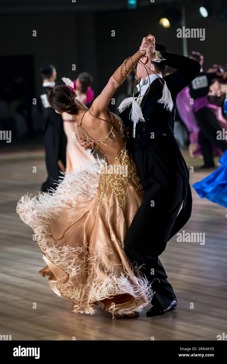 Paar tanzen standard Tanz auf dem Dancefloor Stockfoto