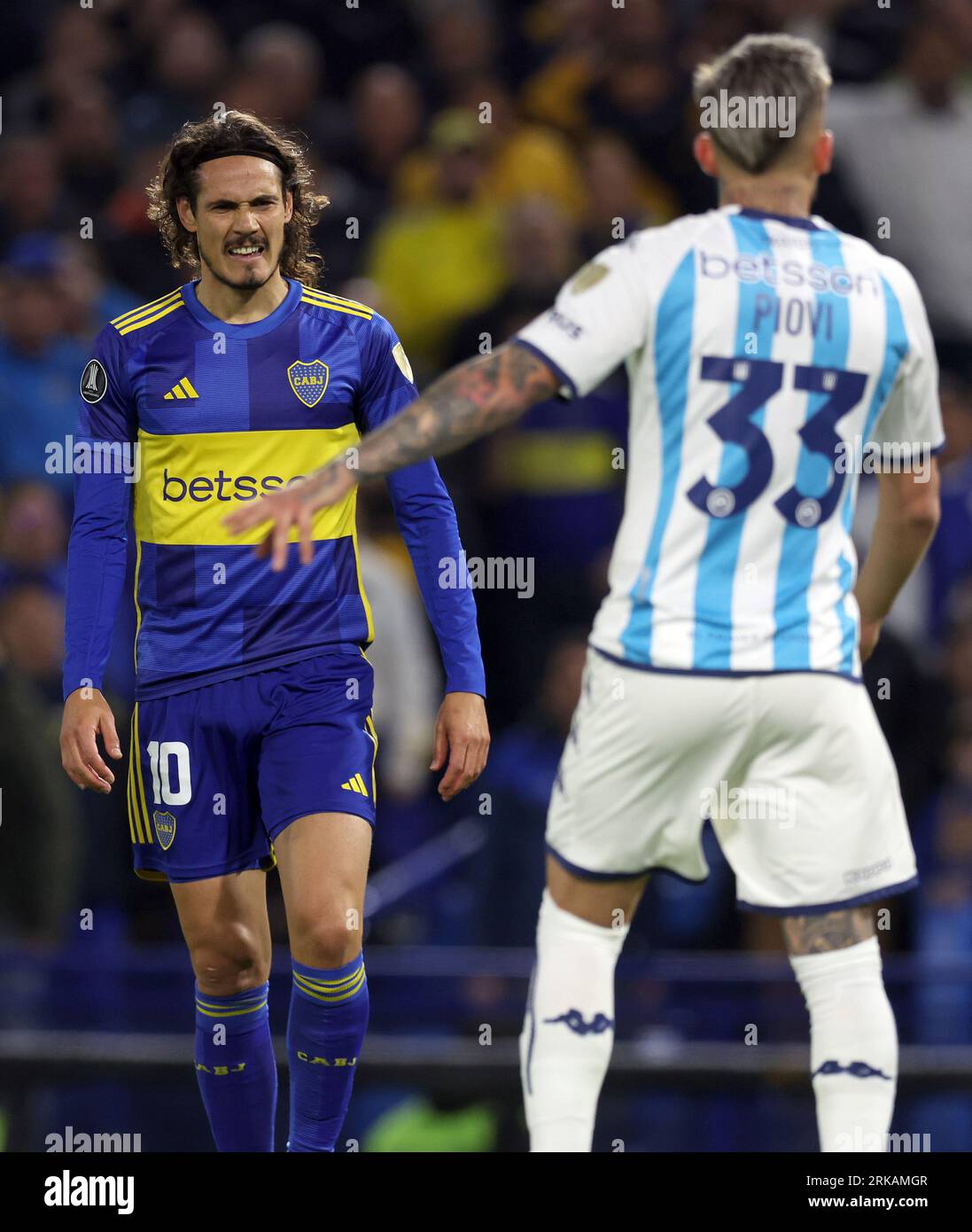 Der uruguayische Mittelfeldspieler Edinson Cavani (L) aus Argentinien, der am 23. August 2023 im La Bombonera Stadion in Buenos Aires gegen Argentiniens Racing Club im ersten Leg-Fußballspiel des Copa Libertadores-Viertelfinals teilnahm, zeigt eine Geste. Stockfoto