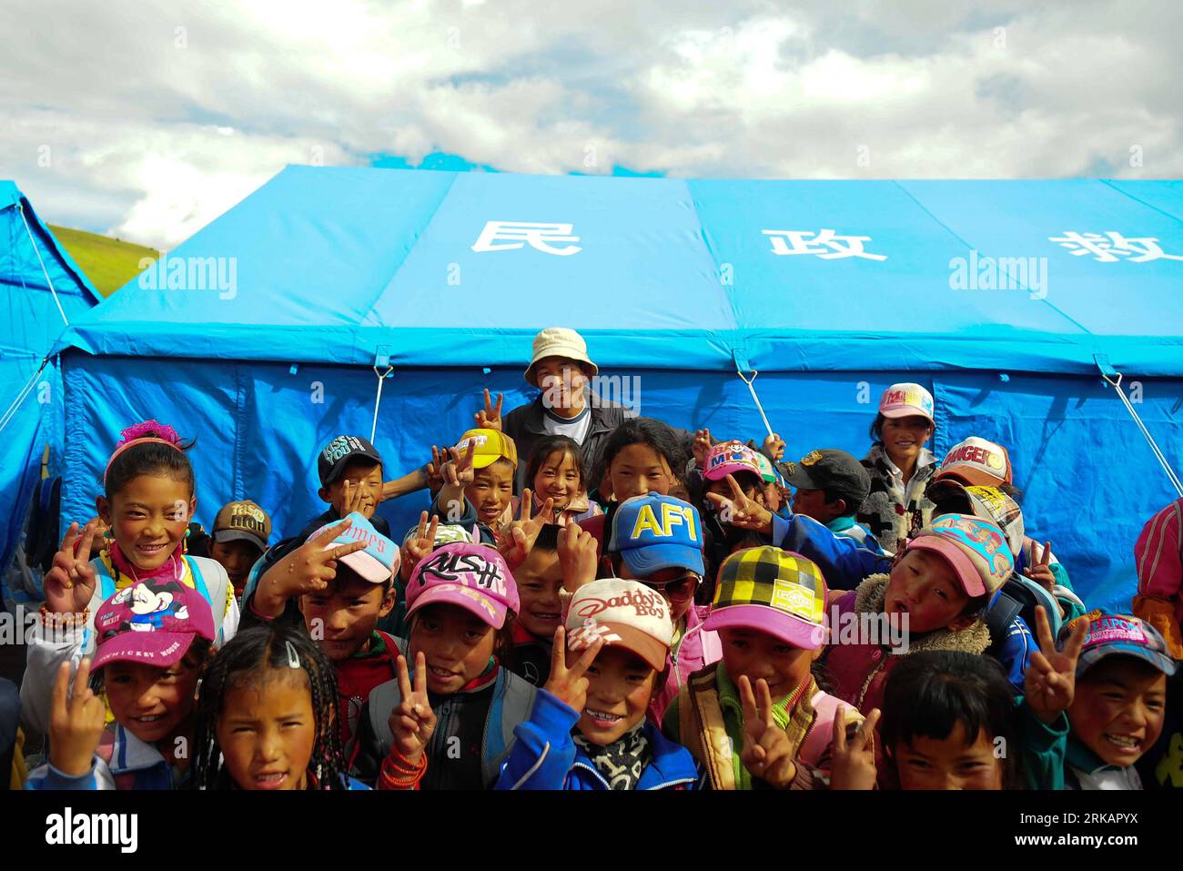 Bildnummer: 54416749  Datum: 25.08.2010  Copyright: imago/Xinhua (100910) -- YUSHU, Sept. 10, 2010 (Xinhua) -- Gelhaigyu Gyaco of Tibetan ethnic group poses for a group photo with students in front of a tent classroom in Zhamang of Batang Village, Yushu Tibetan Autonomous Prefecture, northwest China s Qinghai Province, on Aug. 25, 2010. Gelhaigyu Gyaco has been a teacher with Zhamang primary school, located on a plateau with an elevation of 4,300 meters, for twelve years. He was called Gaga from Tibetan language meaning dearest by his students for his kindness and responsibility. After the qua Stockfoto