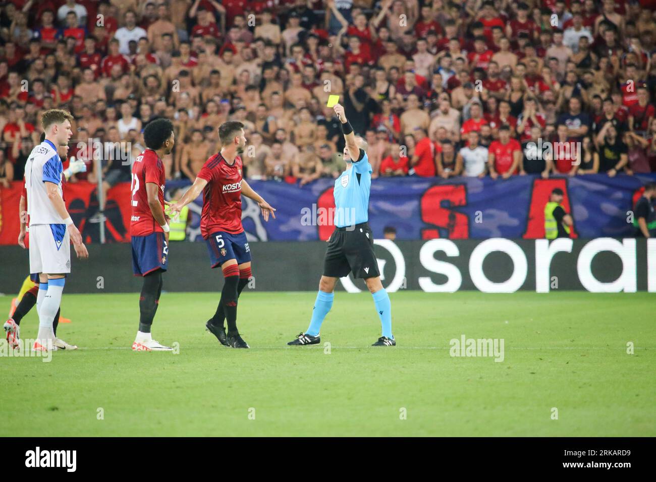 Pamplona, Spanien, 24. August 2023: Benoit Millot amone, Schiedsrichter des Spiels, während der ersten Runde der UEFA Europa Conference League 2023-24 zwischen CA Osasuna und Club Brugge im El Sadar Stadium in Pamplona, am 24. August 2023. Quelle: Alberto Brevers / Alamy Live News. Stockfoto