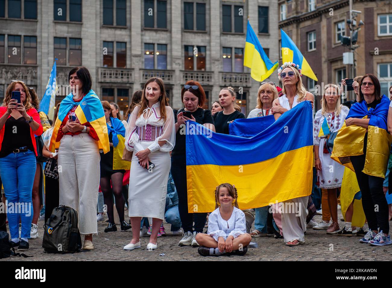 Amsterdam, Niederlande. August 2023. Man sieht, wie die ukrainische Bevölkerung den Reden zuhört. Dieser Tag ist 32 Jahre her, seit die Ukraine ihre Unabhängigkeit wiedererlangt hat. Aus diesem Grund organisierte die Stiftung Ukrainer in den Niederlanden eine Manifestation auf dem Damplein in Amsterdam. Während der Veranstaltung würdigten sie die Erinnerung an all jene, die beim Schutz der Ukraine und ihrer Unabhängigkeit ihr Leben verloren. (Foto: Ana Fernandez/SOPA Images/SIPA USA) Credit: SIPA USA/Alamy Live News Stockfoto