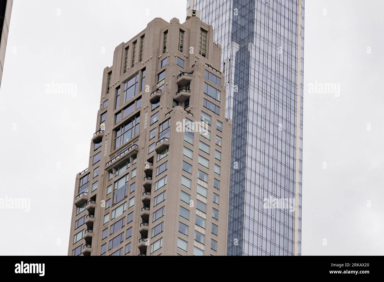 New York, New York, USA. August 2023. 220 Central Park South mit dem Nordstrom Tower (Central Park Tower) dahinter in der Billionaires' Row in Midtown Manhattan.220 Central Park South ist bekannt für seine gut beachteten Eigentümer, darunter der Citadel-Finanzier Ken Griffin, der mit einem Kauf des Penthouses im Wert von 238 Millionen Dollar den US-Hauspreisrekord aufgestellt hat. (Bild: © Taidgh Barron/ZUMA Press Wire) NUR REDAKTIONELLE VERWENDUNG! Nicht für kommerzielle ZWECKE! Stockfoto