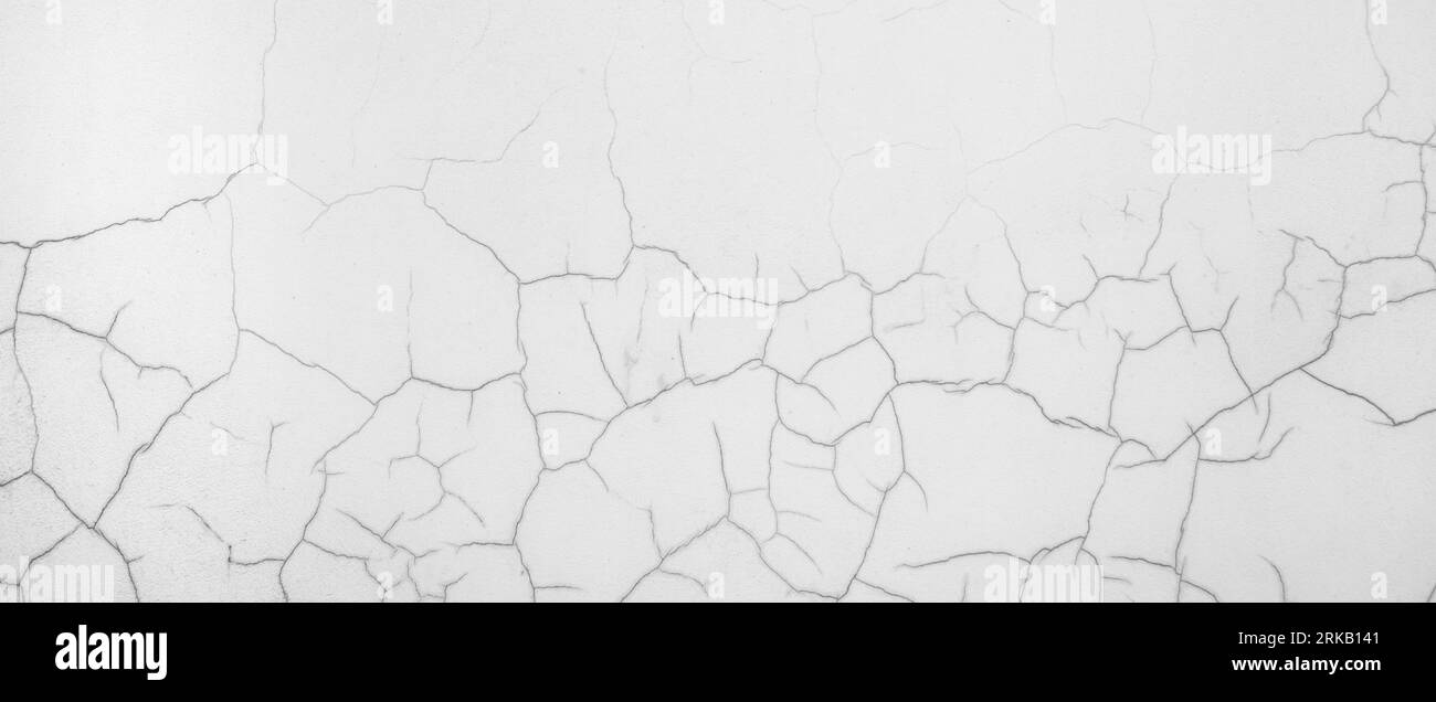 Abstrakter Hintergrund mit gerissener grauer Wand. Foto einer lackierten Betonwand mit Rissen Stockfoto