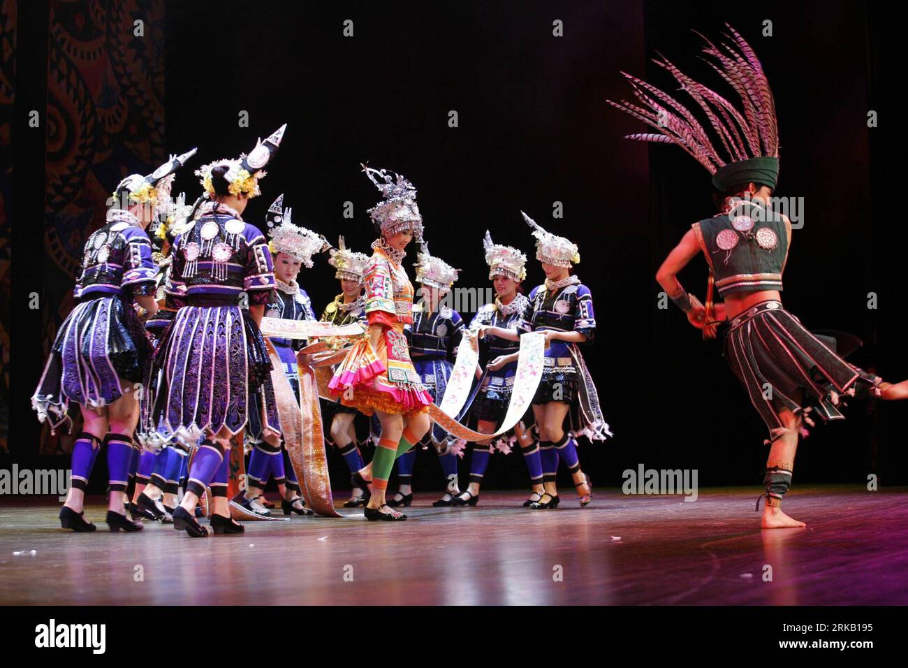 Bildnummer: 54441770 Datum: 14.09.2010 Copyright: imago/Xinhua VANCOUVER, 15. September 2010 (Xinhua) -- Mitglieder des chinesischen Guizhou Song and Dance Ensembles treten am 14. September 2010 auf der Bühne in Vancouver, Kanada auf. Der Wind des farbenfrohen Guizhou flog am Dienstag durch Vancouver, um die letzte Nacht seiner vierstädtischen Nordamerika-Tour mit einer ausverkauften Show im Queen Elizabeth Theater der kanadischen Stadt zu erleben. (Xinhua/Wan bin) (zw) KANADA-VANCOUVER-CHINA-DER WIND DES BUNTEN GUIZHOU PUBLICATIONxNOTxINxCHN Gesellschaft Tradition Folklore Tanz Tracht kbdig xng 2010 quer Bildnummer 54441770 Datum 14 09 2010 Kopie Stockfoto