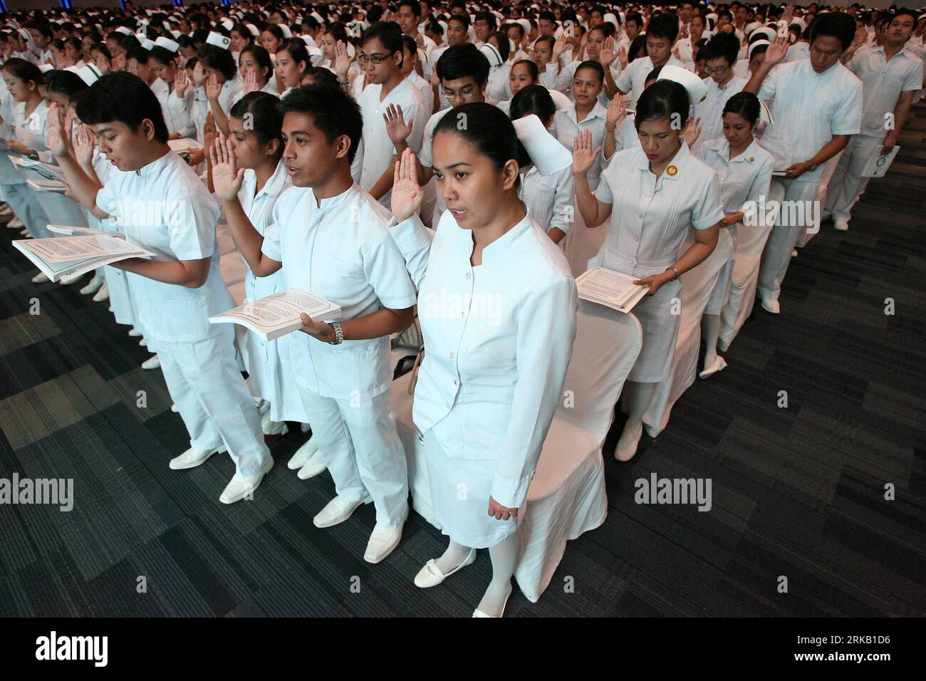 Bildnummer: 54444989 Datum: 20.09.2010 Copyright: imago/Xinhua (100920) -- 20. September 2010 (Xinhua) -- Krankenpflegeschülerinnen lasen ihr Versprechen während der Eid-Zeremonie für neue professionelle Krankenpfleger, die die nationale Zulassungsprüfung (NLE) im SMX Convention Center in Pasay City, Philippinen, 20. September 2010 bestanden haben. Von den 91.008 Prüfungsteilnehmern bestanden 37.679 die Prüfungen, die landesweit durchgeführt wurden. (Xinhua/Rouelle Umali)(zx) DIE PHILIPPINEN-KRANKENPFLEGESCHÜLERINNEN-EID-ZEREMONIE PUBLICATIONxNOTxINxCHN Gesellschaft Arbeitswelten Vereidigung Krankenschwester Gesundheit k Stockfoto