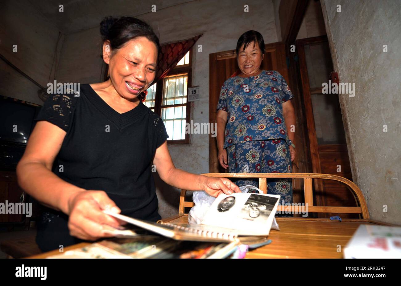 Bildnummer: 54448640 Datum: 15.09.2010 Copyright: imago/Xinhua (100921) -- CHANGSHA, 21. September 2010 (Xinhua) -- Xu Yuehua eröffnet am 15. September 2010 ein Album, um ihren Sohn in Xiangtan, der zentralchinesischen Provinz Hunan, vorzustellen. Die 55-jährige Xu, die bei einem Unfall vor drei Jahrzehnten ihre Beine verlor, widmet sich der Erziehung der Kinder in dem Sozialinstitut, das sie behütete. In den letzten 37 Jahren hat Xu mehr als 130 Kinder aufgezogen, die sie gerne als Stuhlmutter bezeichnen, weil sie so geht. Sie bedauert ihre Entscheidung nie und sagt, es sei nur ihre Pflicht und ihr Vergnügen, sich um diese Kinder zu kümmern. (X Stockfoto