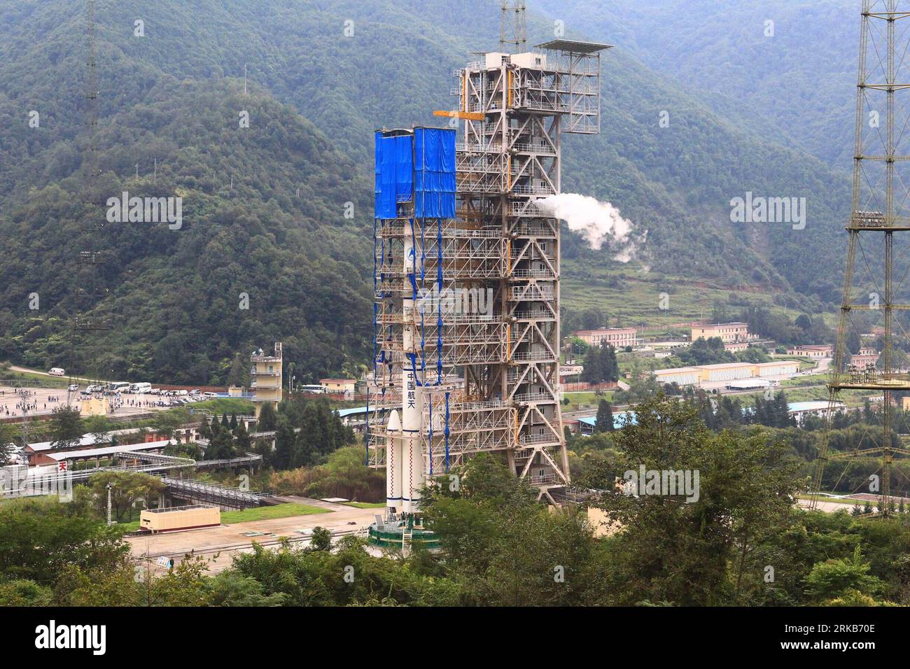 Bildnummer: 54502400 Datum: 01.10.2010 Copyright: imago/Xinhua (101001) -- XICHANG, 1. Oktober 2010 (Xinhua) -- die Long March 3C-Rakete, die mit Chinas zweiter unbemannter Mondsonde, Chang e II, beladen ist, wird am 1. Oktober 2010 um 17:30 Uhr (Pekinger Zeit) vor dem Start im Xichang Satellite Launch Center in der südwestchinesischen Provinz Sichuan gesehen. (Xinhua/Li Gang) (wyo) CHINA-CHANG E II-XICHANG (CN) PUBLICATIONxNOTxINxCHN Gesellschaft wissenschaft Mondmission Weltraumprogramm Rakete Start Raketenstart kbdig xsp 2010 quer o0 Raumfahrt, totale Bildnummer 54502400 Datum 01 10 2010 Copyright Imago XINHUA Stockfoto