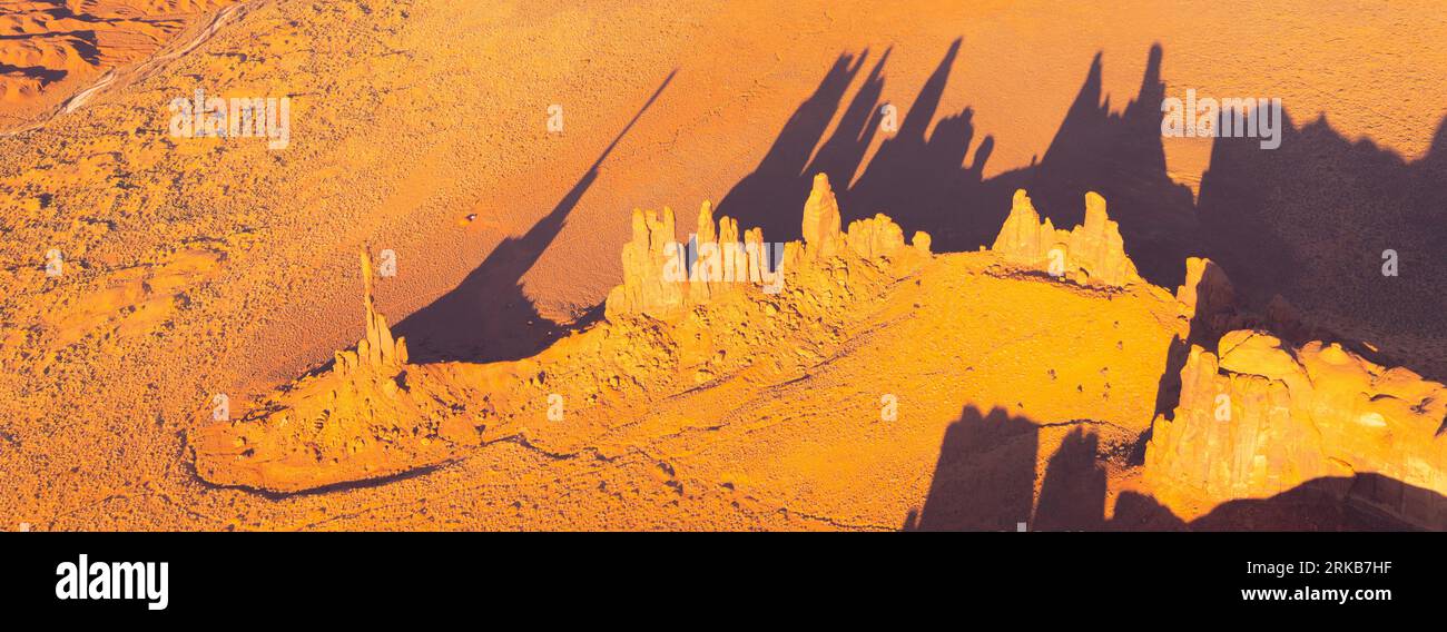 Totem Pole und Yeibichai Rocks, Monument Valley Tribal Park, Arizona, Navajo Reservation Stockfoto