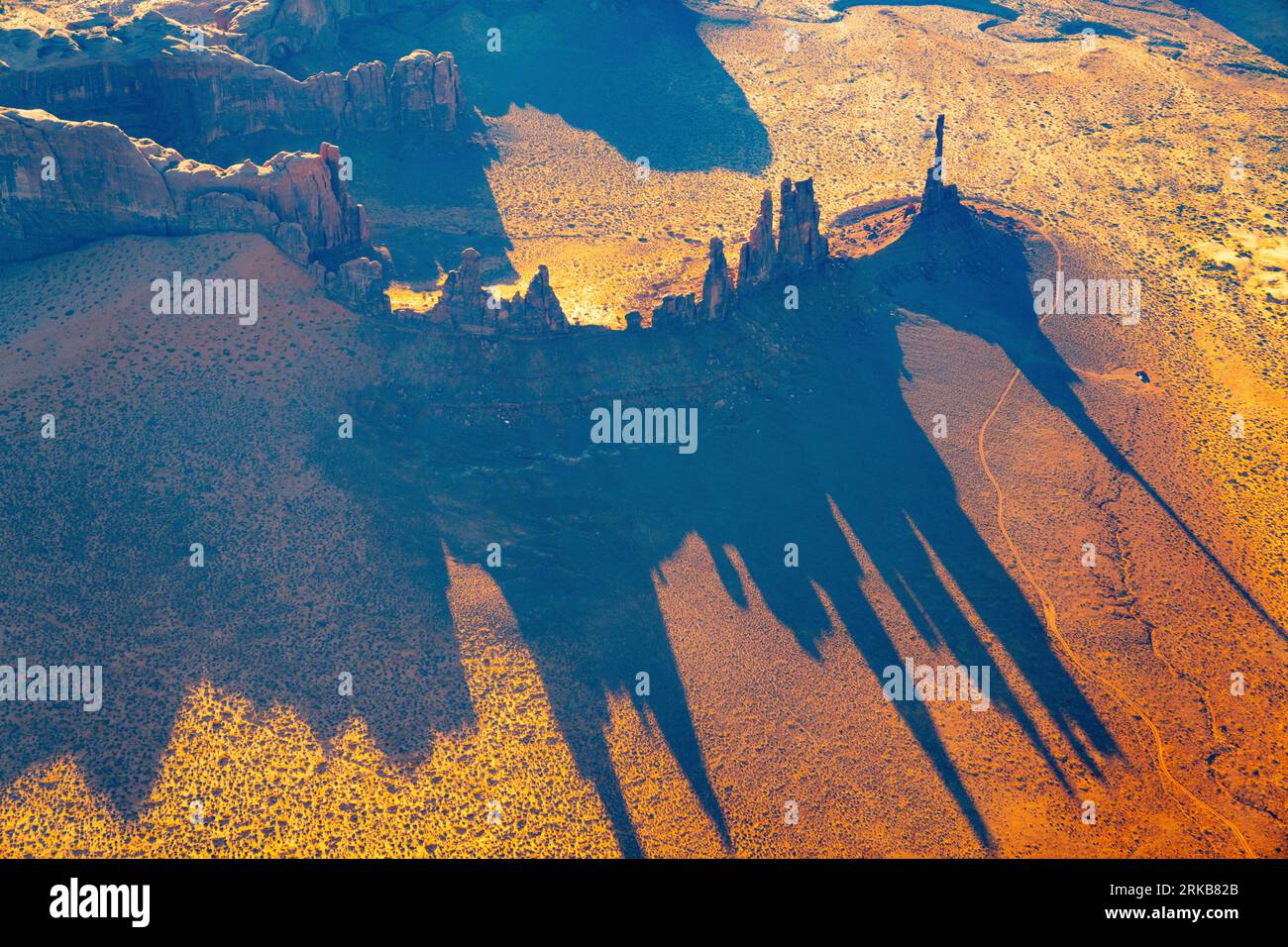 Totem Pole und Yeibichai Rocks, Monument Valley Tribal Park, Arizona, Navajo Reservation Stockfoto