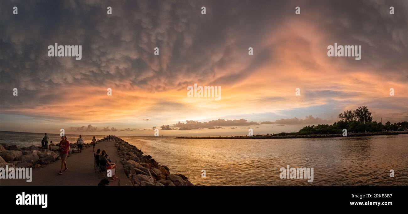 Sonnenuntergang über dem Gulf Intracoastal Waterway zum Golf von Mexiko vom Venice Jetty in Venice Florida USA Stockfoto