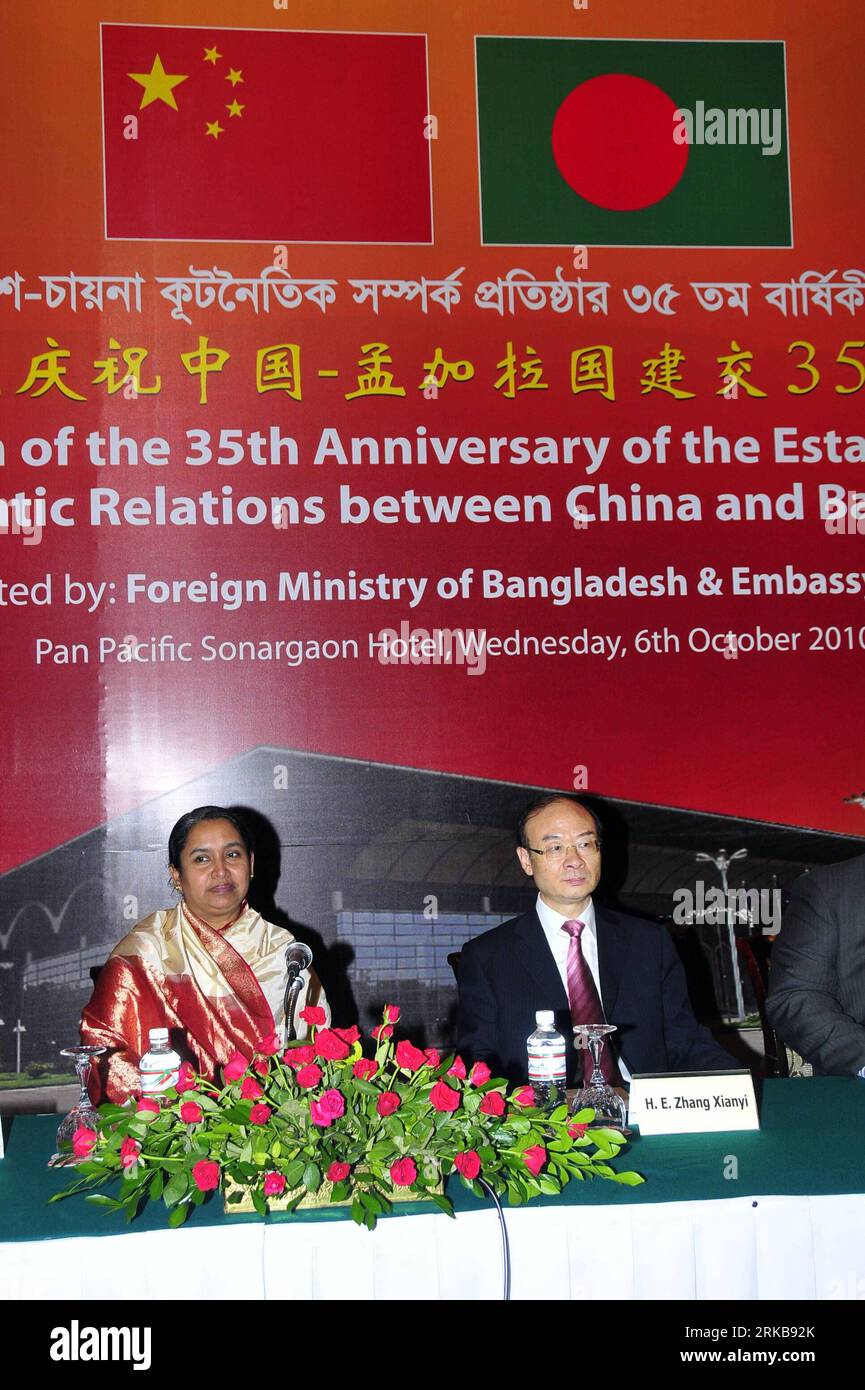 Bildnummer: 54517516 Datum: 06.10.2010 Copyright: imago/Xinhua (101007) -- DHAKA, 7. Oktober 2010 (Xinhua) -- chinesischer Botschafter in Bangladesch Zhang Xianyi (R) und Bangladesch Außenminister Dipu Moni nehmen an einem Empfang Teil, um den 35. Jahrestag der Aufnahme diplomatischer Beziehungen zwischen China und Bangladesch in Dhaka am 6. Oktober 2010 zu feiern. (Xinhua/Nian Yifeng) (nxl) BANGLADESCH-CHINA-DIPLOMATIE-35 Jahre PUBLICATIONxNOTxINxCHN People Politik premiumd kbdig xkg 2010 hoch Bildnummer 54517516 Datum 06 10 2010 Copyright Imago XINHUA Dhaka OCT 7 2010 XINHUA Chinesischer Botschafter in B Stockfoto