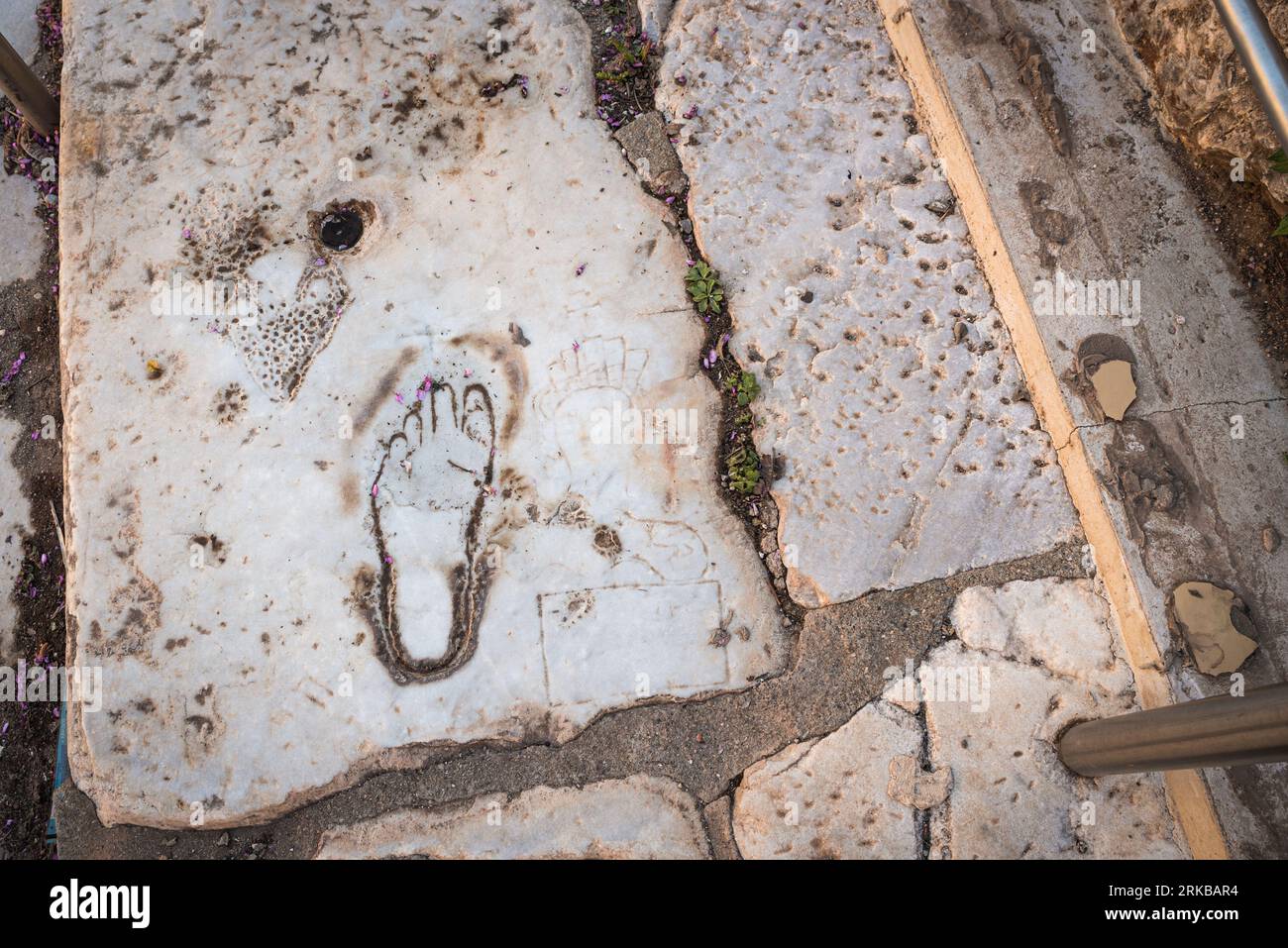 Alte Fußabdrücke, weibliche Figur und Herzform auf dem Marmorboden. Zeichen zeigen die Richtung des Hauses der Liebe. Ruinen der antiken Stadt Ephesus. Auswahl Stockfoto