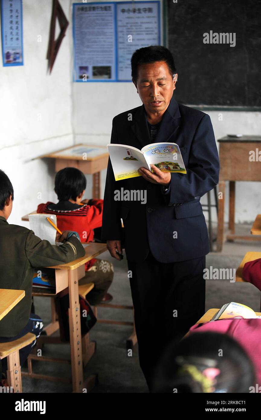 Bildnummer: 54537326 Datum: 13.10.2010 Copyright: imago/Xinhua (101014) -- Changzhi, 14. Oktober 2010 (Xinhua) -- Yuan Zichao gibt am 13. Oktober 2010 Chinesisch in seiner Schule, die sich auf einem Gipfel des Taihang-Gebirges in der nordchinesischen Provinz Shanxi befindet. Als einziger Lehrer spielte er nicht nur die Rolle eines Lehrers für Fächer der chinesischen Sprache und Mathematik usw., sondern auch als Elternteil, um seine Schüler zu ernähren. Unter seinen ständigen Bemühungen gab es in den letzten zehn Jahren keine Kinder im schulpflichtigen Alter aus dem nahegelegenen Dorf Xijing, die Schule zu verlassen. Weit weg von seiner Frau und zwei Kindern fühlte sich Yuan einsam Stockfoto