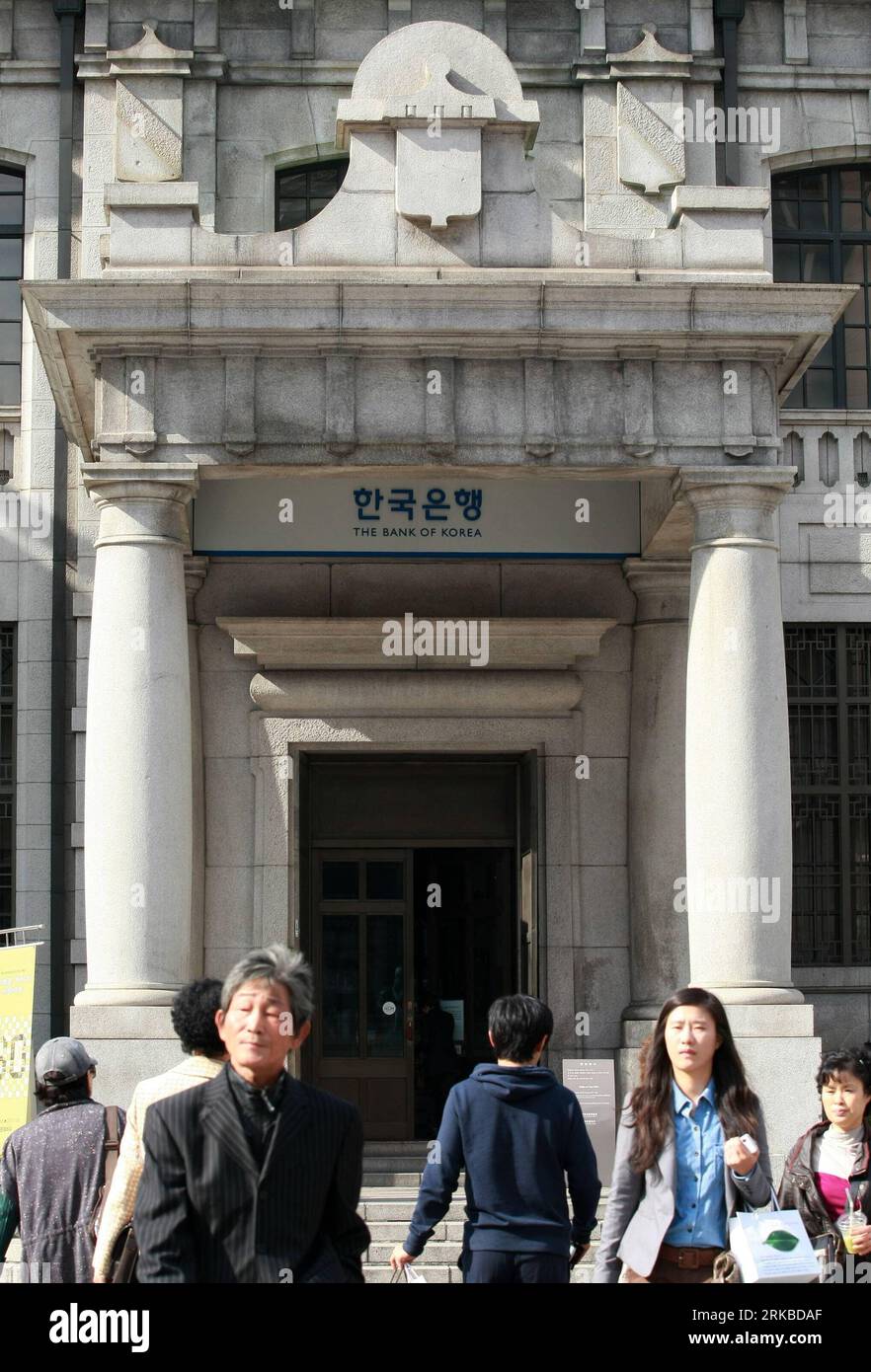 Bildnummer: 54539217 Datum: 14.10.2010 Copyright: imago/Xinhua (101015) -- SEOUL, 15. Okt. 2010 (Xinhua) -- Spaziergang vor dem Hauptsitz der Bank of Korea (BOK) in Seoul, der Hauptstadt Südkoreas, Okt 14, 2010. Die südkoreanische Zentralbank beschloss am Donnerstag, den Leitzins im dritten Monat in Folge auf dem aktuellen Niveau von 2,25 Prozent zu belassen, im Gegensatz zu den weitreichenden Marktprognosen würde sie den Leitzins revidieren. (Xinhua/Park Jin-hee) (lmz) SÜDKOREA-KEY RATE-FREEZE PUBLICATIONxNOTxINxCHN Wirtschaft Banken Gebäude kbdig xdp 2010 hoch Bildnummer 54539217 Datum 14 10 2010 Copyright Imag Stockfoto