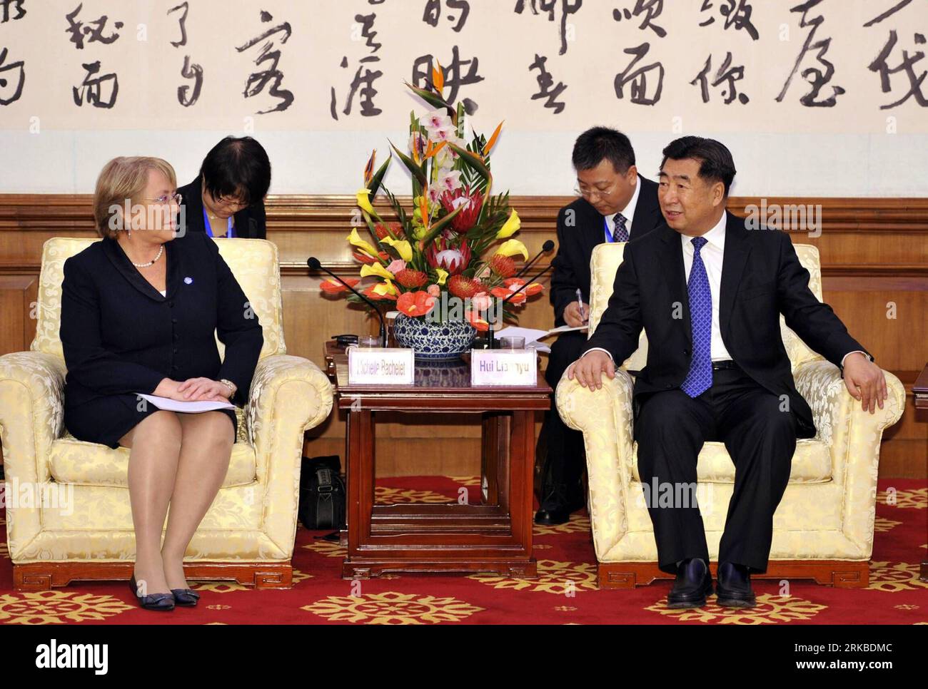 Bildnummer: 54541128  Datum: 17.10.2010  Copyright: imago/Xinhua BEIJING, Oct. 17, 2010 (Xinhua) -- Chinese Vice Premier Hui Liangyu (1st R) meets with Michelle Bachelet Jeria, head of UN Women, prior to the opening ceremony of Poverty Reduction and Development Forum and the 3rd China Poverty Eradication Awards Ceremony in Beijing, capital of China, Oct. 17, 2010, on the occasion of the 18th anniversary event of the International Day for the Eradication of Poverty.(Xinhua/Huang Jingwen) (zgp) CHINA-BEIJING-HUI LIANGYU-POVERTY REDUCTION AND DEVELOPMENT FORUM (CN) PUBLICATIONxNOTxINxCHN People P Stockfoto