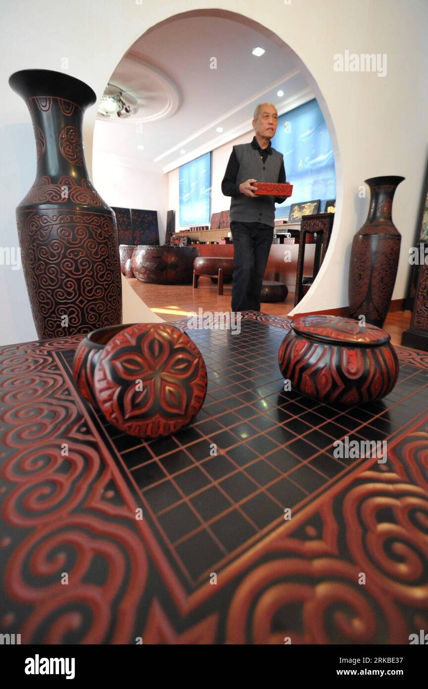 Bildnummer: 54542701 Datum: 17.10.2010 Copyright: imago/Xinhua (101018) -- YUNCHENG, 18. Oktober 2010 (Xinhua) -- Ein Lackierhandwerker geht an einem Lacktisch des Spiels Go in der Diantoucun Speziallackierwarenfabrik im Xinjiang County in der Stadt Yuncheng, Provinz Shanxin in in Nordchina, 17. Oktober 2010 vorbei. Mehr als 2000 lokale Handwerker widmeten in den letzten Jahren ihre Energie der Renovierung von mehr als 1800 Arten von Volkskunst am Rande des Verschwindens, wie Lackarbeiten, Wolkenplastiken, Ziegelskulpturen und lokale Stickereien. (Xinhua/Gao Xinsheng) (zn) CHINA-SHANXI-YUNCHENG-VOLKSKUNST-R Stockfoto