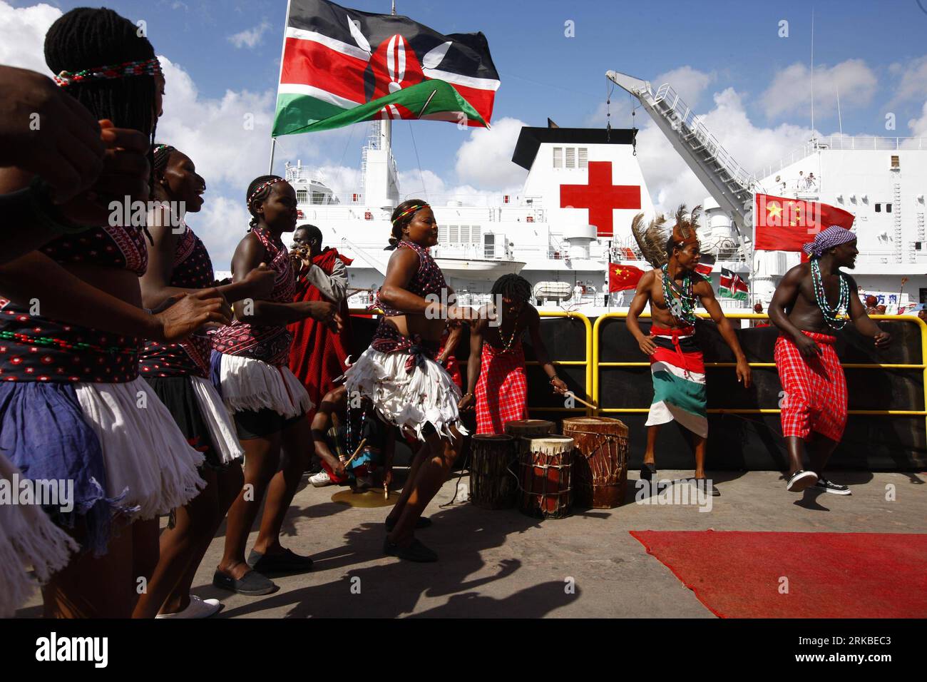 Bildnummer: 54544107 Datum: 18.10.2010 Copyright: imago/Xinhua (101018) -- MOMBASA, 18. Oktober 2010 (Xinhua) -- Local in Mombasa singen und tanzen, um am 18. Oktober 2010 das chinesische Marineschiff Peace Ark zu sehen. Die Friedensarche kam am vergangenen Mittwoch in Kenia an und verließ Mombasa am Montag nach Tansania. Während des fünftägigen Besuchs stellten die Ärzte des Schiffes 2.682 Anwohnern eine kostenlose medizinische Behandlung zur Verfügung und förderten den Austausch in der medizinischen Behandlung mit Ärzten aus Kenia, Deutschland und anderen Ländern. Das Schiff kommt am Dienstag in dar es Salaam in Tansania an. (Xinhua/Zha Chunming) (djj) KENY Stockfoto