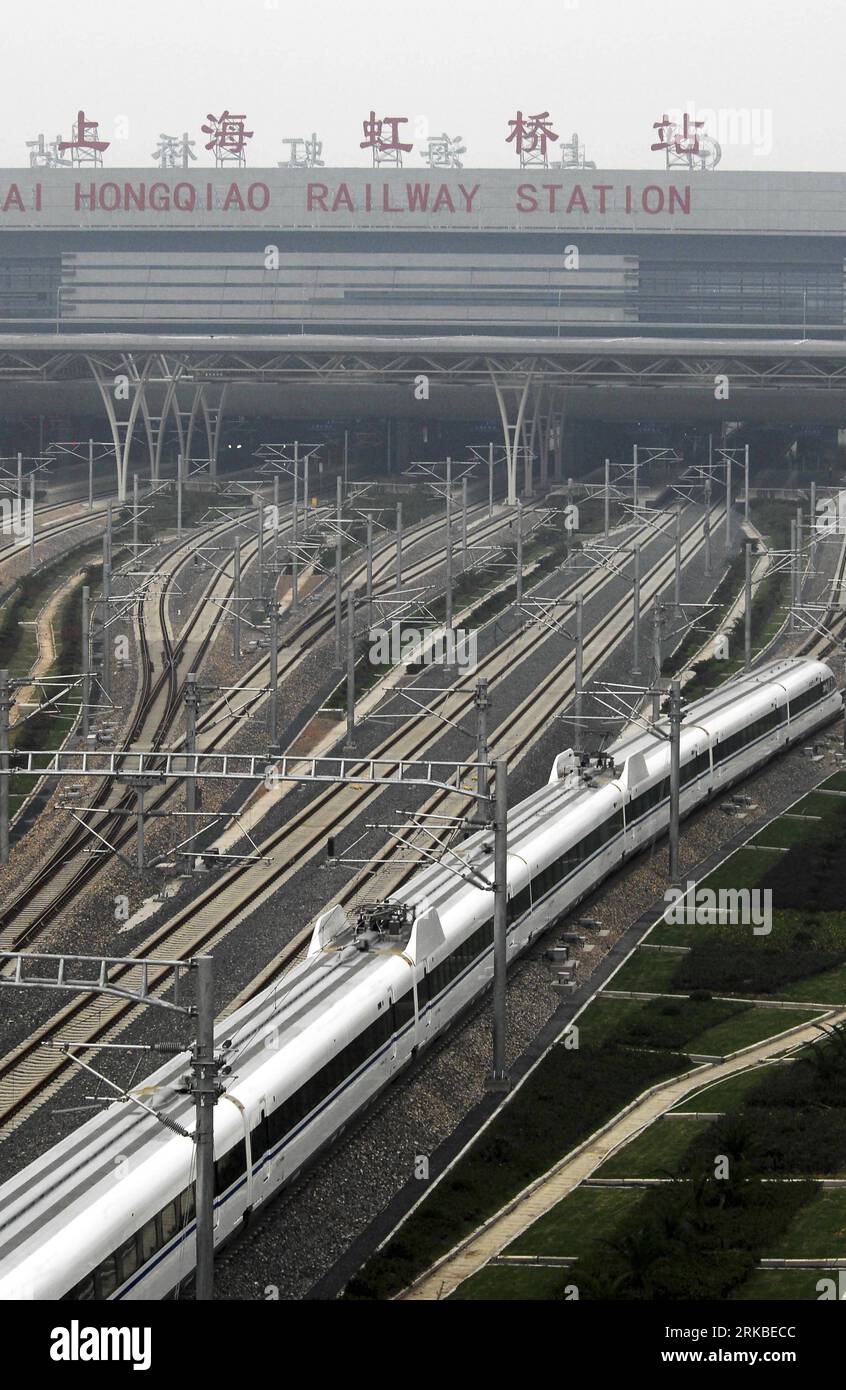 Bildnummer: 54544123 Datum: 18.10.2010 Copyright: imago/Xinhua (101018) -- SHANGHAI, 18. Oktober 2010 (Xinhua) -- Ein Zug verlässt den Bahnhof Hongqiao der Shanghai-Hangzhou-Hochgeschwindigkeitsbahn während seines Probebetriebs in Shanghai, Ostchina, 18. Oktober 2010. Der Zug CRH380A, der einen neuen Geschwindigkeitsrekord von 416,6 Stundenkilometern aufgestellt hat, wird Ende dieses Monats offiziell in Betrieb gehen. Die Ticketpreise und die Tabelle für die Betriebszeit werden diese Woche freigegeben. (Xinhua) (ly) CHINA-SHANGHAI-HANGZHOU HOCHGESCHWINDIGKEITSBAHN (CN) PUBLICATIONxNOTxINxCHN Gesellschaft Verkehr Bahn Hochgeschwindigkeitswindigkei Stockfoto