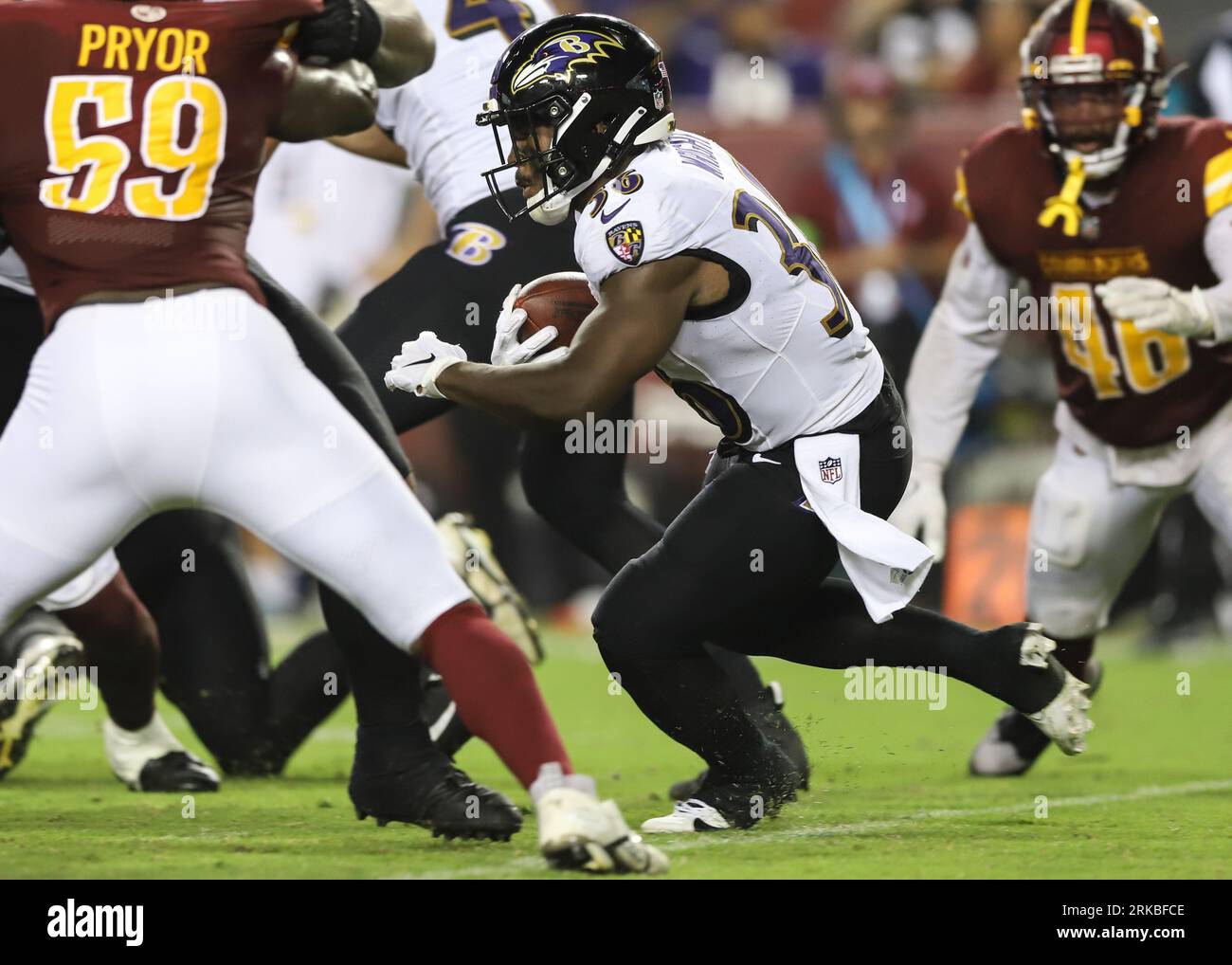 Baltimore Ravens RB Owen Wright (36) mit dem Carry, der am 21. August 2023 auf dem FedEx Field in Landover MD durch die Verteidigungslinie gegen die Washington Commanders lief (Alyssa Howell/Image of Sport) Stockfoto