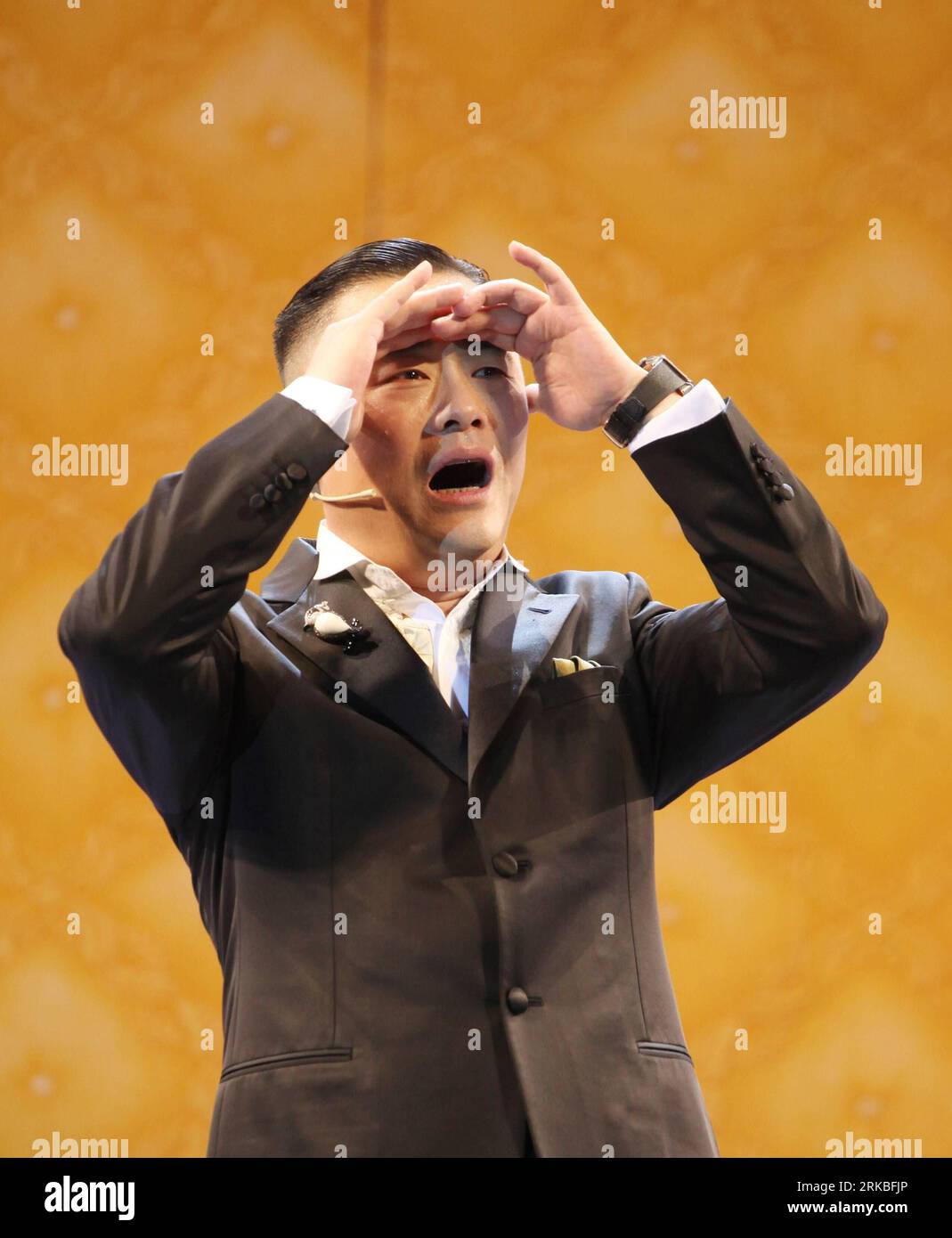 Bildnummer: 54551344 Datum: 20.10.2010 Copyright: imago/Xinhua (101021) -- WUXI, 21. Oktober 2010 (Xinhua) -- Zhou Libo, ein Stand-up-Comedian, Gesten während seines Auftritts in der Stadt Yixing, ostchinesische Provinz Jiangsu, 20. Oktober 2010. Zhou spricht einen fließenden Shanghai-Dialekt und hat das Genie, sein Publikum während seiner zweistündigen Vorstellung etwa 600 Mal zum Lachen zu bringen. Das ist der Grund, warum er so beliebt bei den Bürgern Shanghais ist. Zhous Aufführungen zeigen Humor und Waggons und spiegeln das gesellschaftliche Leben und die Probleme der Bürger wider. Ich versuche, die Ideen der Stadt zusammen mit meinem Publikum zu erkunden Stockfoto