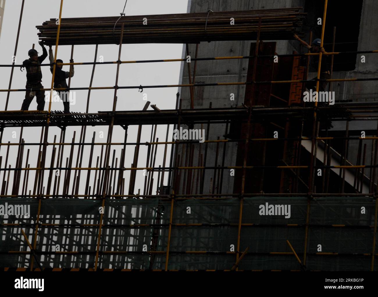 Bildnummer: 54553407 Datum: 21.10.2010 Copyright: imago/Xinhua (101021) -- NANJING, 21. Oktober 2010 (Xinhua) -- Arbeiter arbeiten auf einer Baustelle in Nanjing, Hauptstadt der ostchinesischen Provinz Jiangsu, 21. Oktober 2010. In den ersten drei Quartalen dieses Jahres stieg Chinas Bruttoinlandsprodukt (BIP) im Vergleich zum Vorjahr um 10,6 Prozent, teilte das nationale Statistikamt am Donnerstag mit. (Xinhua/lang Congliu) (ly) CHINA-ECONOMY-GDP (CN) PUBLICATIONxNOTxINxCHN Wirtschaft Bauwirtschaft kbdig xsp 2010 quer o0 Baustelle, Bauarbeiten, Gerüst Bildnummer 54553407 Datum 21 10 2010 Copyright Imago XINHUA Stockfoto