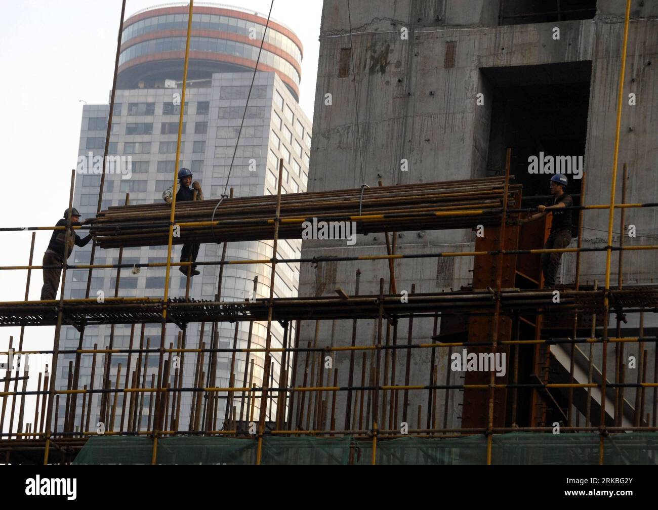 Bildnummer: 54553408 Datum: 21.10.2010 Copyright: imago/Xinhua (101021) -- NANJING, 21. Oktober 2010 (Xinhua) -- Arbeiter arbeiten auf einer Baustelle in Nanjing, Hauptstadt der ostchinesischen Provinz Jiangsu, 21. Oktober 2010. In den ersten drei Quartalen dieses Jahres stieg Chinas Bruttoinlandsprodukt (BIP) im Vergleich zum Vorjahr um 10,6 Prozent, teilte das nationale Statistikamt am Donnerstag mit. (Xinhua/lang Congliu) (ly) CHINA-ECONOMY-GDP (CN) PUBLICATIONxNOTxINxCHN Wirtschaft Bauwirtschaft kbdig xsp 2010 quer o0 Baustelle, Bauarbeiten, Gerüst Bildnummer 54553408 Datum 21 10 2010 Copyright Imago XINHUA Stockfoto