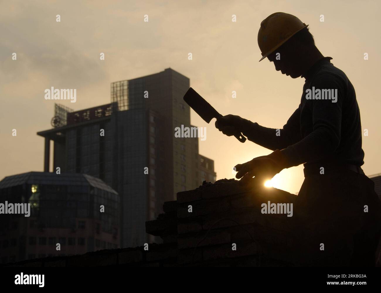 Bildnummer: 54553410 Datum: 21.10.2010 Copyright: imago/Xinhua (101021) -- NANJING, 21. Oktober 2010 (Xinhua) -- Arbeiter arbeiten auf einer Baustelle in Nanjing, Hauptstadt der ostchinesischen Provinz Jiangsu, 21. Oktober 2010. In den ersten drei Quartalen dieses Jahres stieg Chinas Bruttoinlandsprodukt (BIP) im Vergleich zum Vorjahr um 10,6 Prozent, teilte das nationale Statistikamt am Donnerstag mit. (Xinhua/lang Congliu) (ly) CHINA-ECONOMY-GDP (CN) PUBLICATIONxNOTxINxCHN Wirtschaft Bauwirtschaft kbdig xsp 2010 quer o0 Baustelle, Bauarbeiten, Silhouette, Bauarbeiter, Gegenlicht, Symbolfoto Bildnummer 5455341 Stockfoto