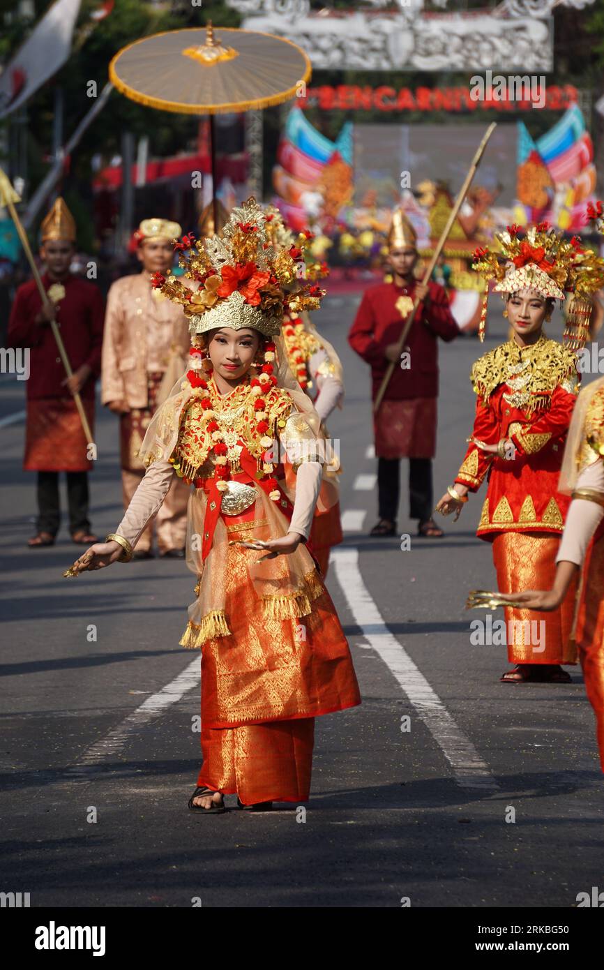 Gending sriwijaya Tanz aus sumatera selatan bei BEN Carnival. Dieser Tanz zeigt die Freude der Palembang-Mädchen, wenn sie ehrenvolle Gäste empfangen Stockfoto