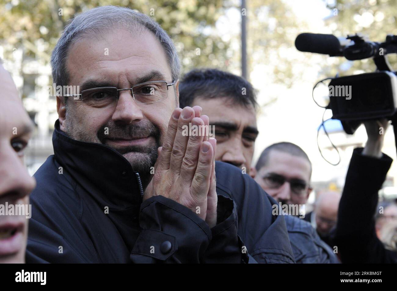 Bildnummer: 54578544 Datum: 28.10.2010 Copyright: imago/Xinhua PARIS, 28. Oktober 2010 (Xinhua) -- Francois Chereque, der französische gewerkschaftsführer der CFDT, kommt zu einer Demonstration gegen die Rentenreform des französischen Präsidenten NicolasxSarkozy am 28. Oktober 2010 in Paris. Die französischen Gewerkschaften begrüßten die Annahme des Gesetzes zur Rentenreform am Donnerstag durch das Parlament mit einer neunten Welle landesweiter Streiks und Demonstrationen. (Xinhua/Gonzalo Fuentes) (gj) FRANKREICH-PARIS-RENTENREFORM-DEMONSTRATION PUBLICATIONxNOTxINxCHN Gesellschaft Politik FRA Demo Protest Rentenreform kbdig xub 2010 quer premi Stockfoto
