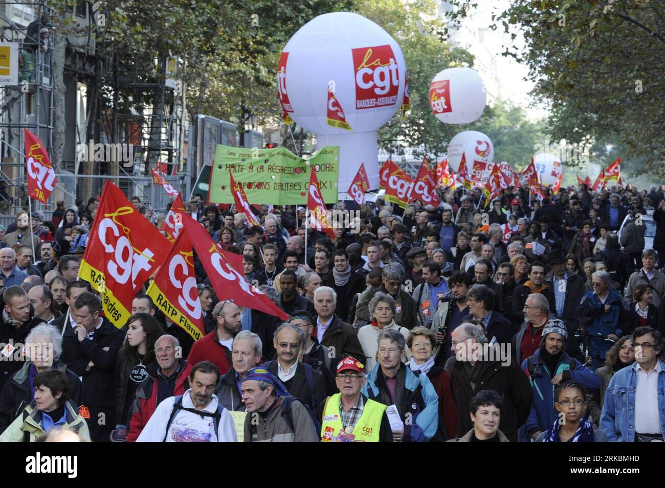 Bildnummer: 54578549 Datum: 28.10.2010 Copyright: imago/Xinhua PARIS, 28. Oktober 2010 (Xinhua) -- französische Arbeiter nehmen an einer Demonstration gegen die Rentenreform des französischen Präsidenten NicolasxSarkozy in Paris, Frankreich, 28. Oktober 2010 Teil. Die französischen Gewerkschaften begrüßten die Annahme des Gesetzes zur Rentenreform am Donnerstag durch das Parlament mit einer neunten Welle landesweiter Streiks und Demonstrationen. (Xinhua/Gonzalo Fuentes) (gj) FRANKREICH-PARIS-RENTENREFORM-DEMONSTRATION PUBLICATIONxNOTxINxCHN Gesellschaft Politik FRA Demo Protest Rentenreform kbdig xub 2010 quer premiumd o0 totale Bildnummer 54578549 Datum Stockfoto